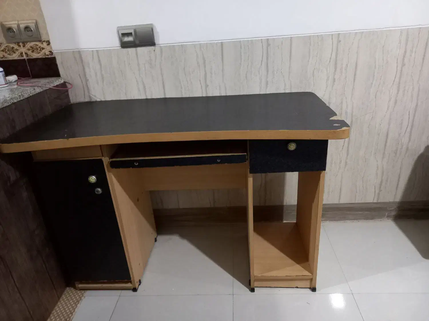 میز و صندلی گردان|میز تحریر و کامپیوتر|یزد, |دیوار