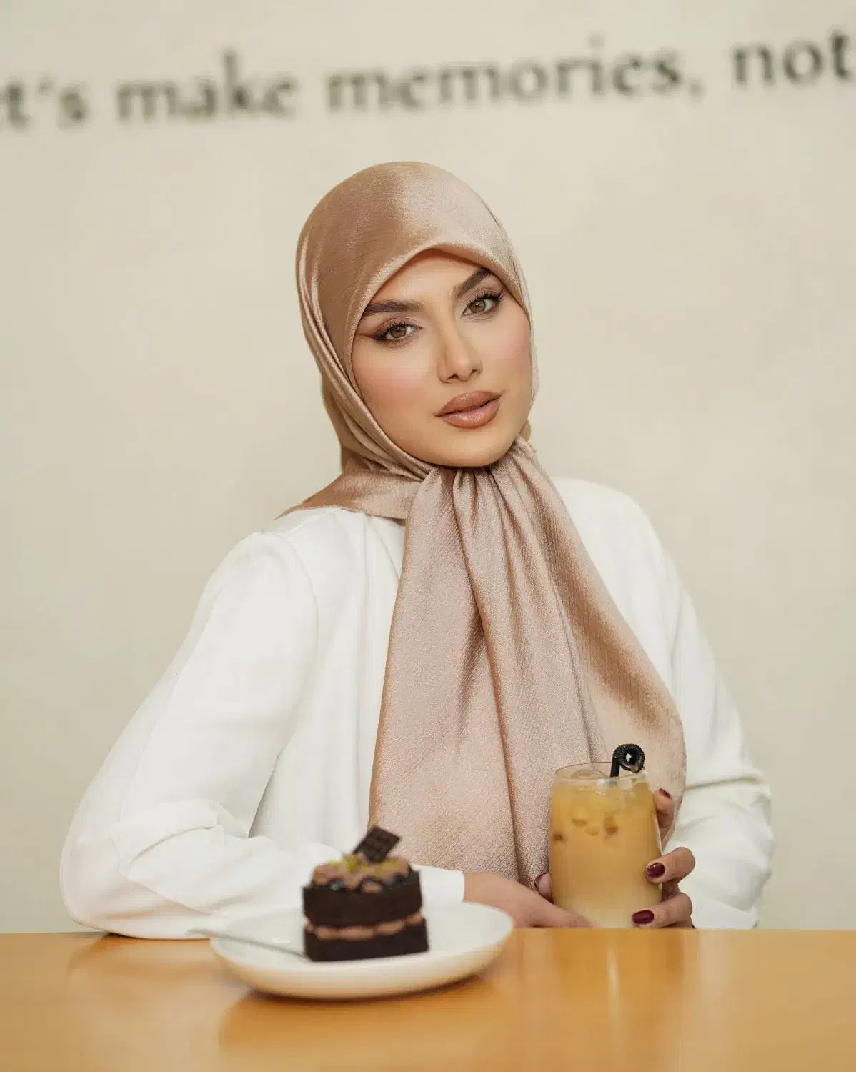 روسری کریستال|لباس|قم, بنیاد|دیوار