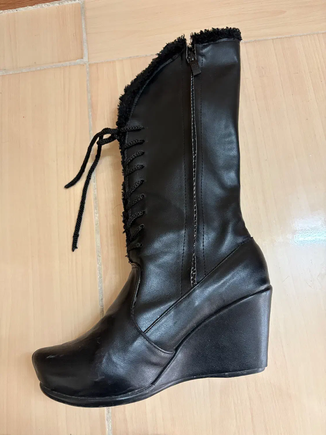 بوت بلند زنانه|کیف، کفش، کمربند|شاهینشهر, خانه کارگر|دیوار