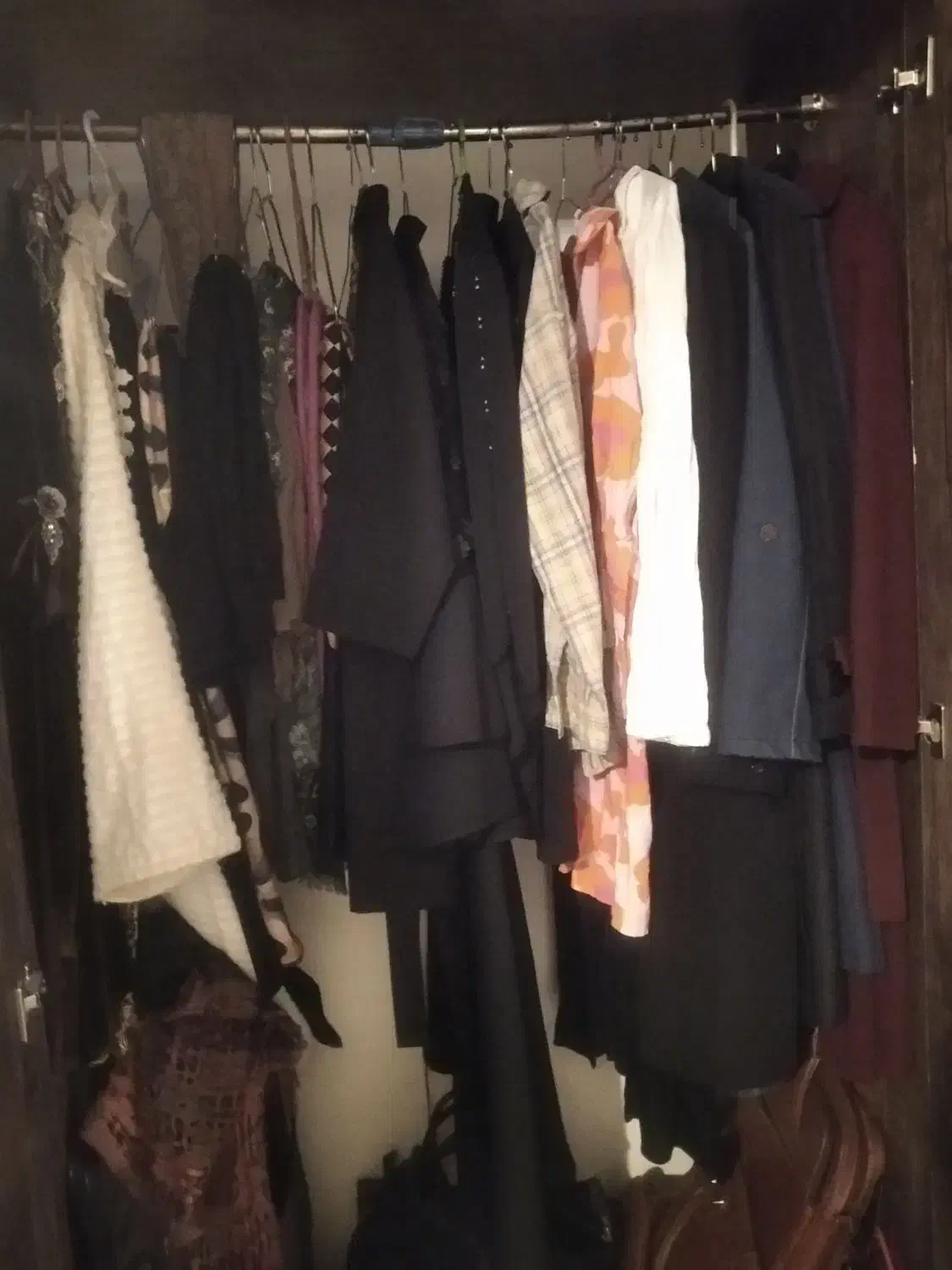 تعدادی لباس و مانتو و لگ|لباس|پردیس, فاز ۳|دیوار