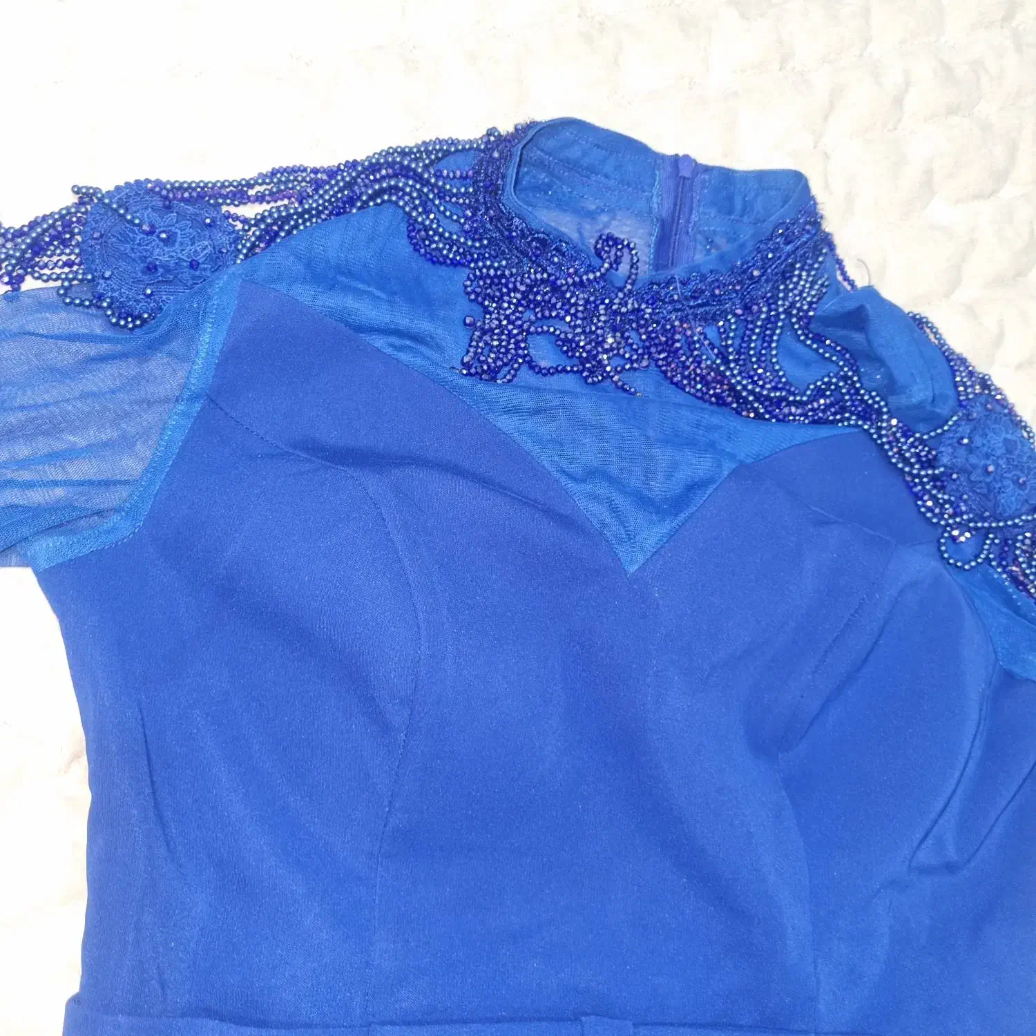 لباس مجلسی|لباس|رباط‌کریم, رباط‌کریم|دیوار