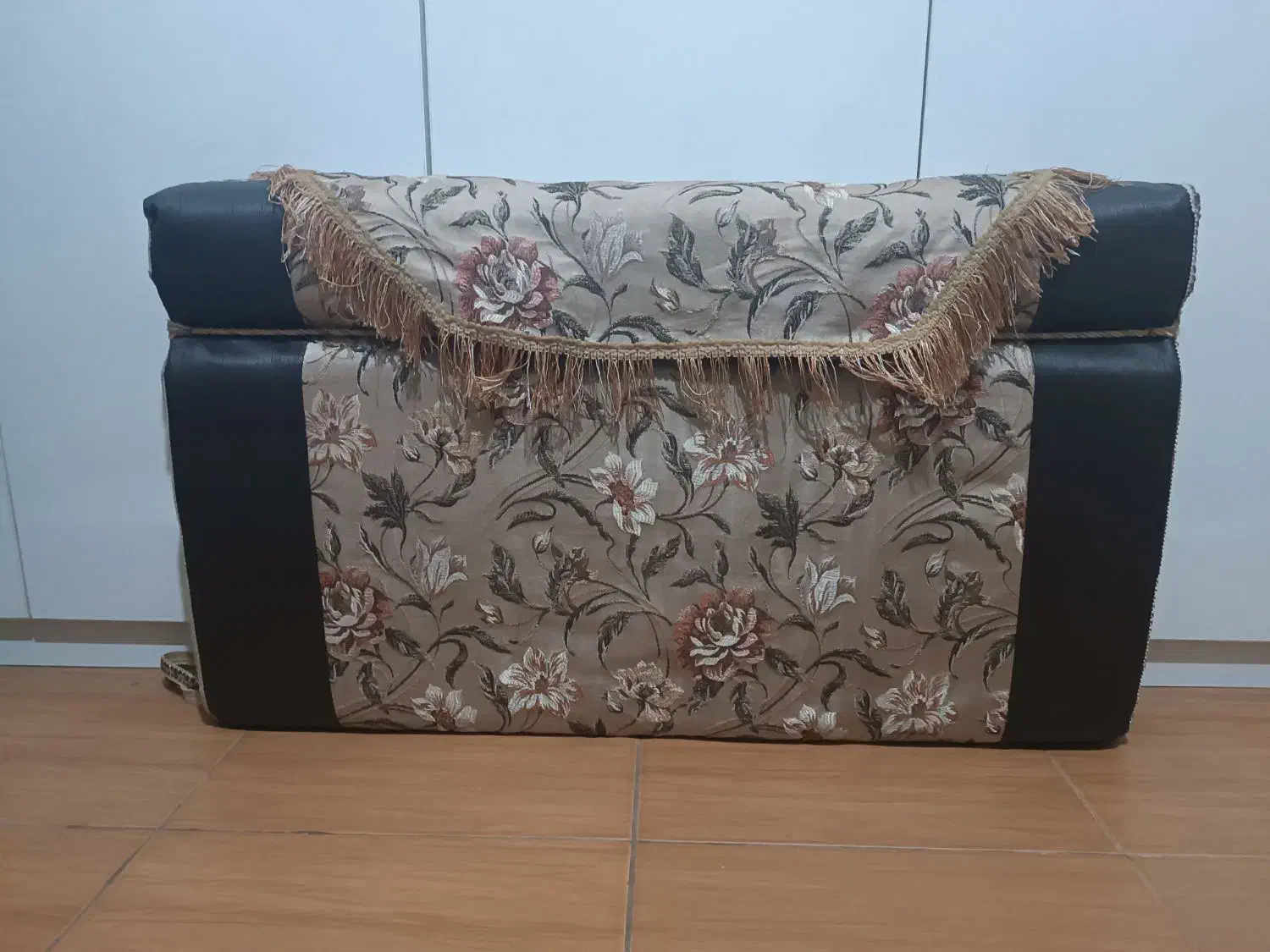 دو عدد پشتی، ماتکا|پشتی|شاهین‌شهر, خانه کارگر|دیوار