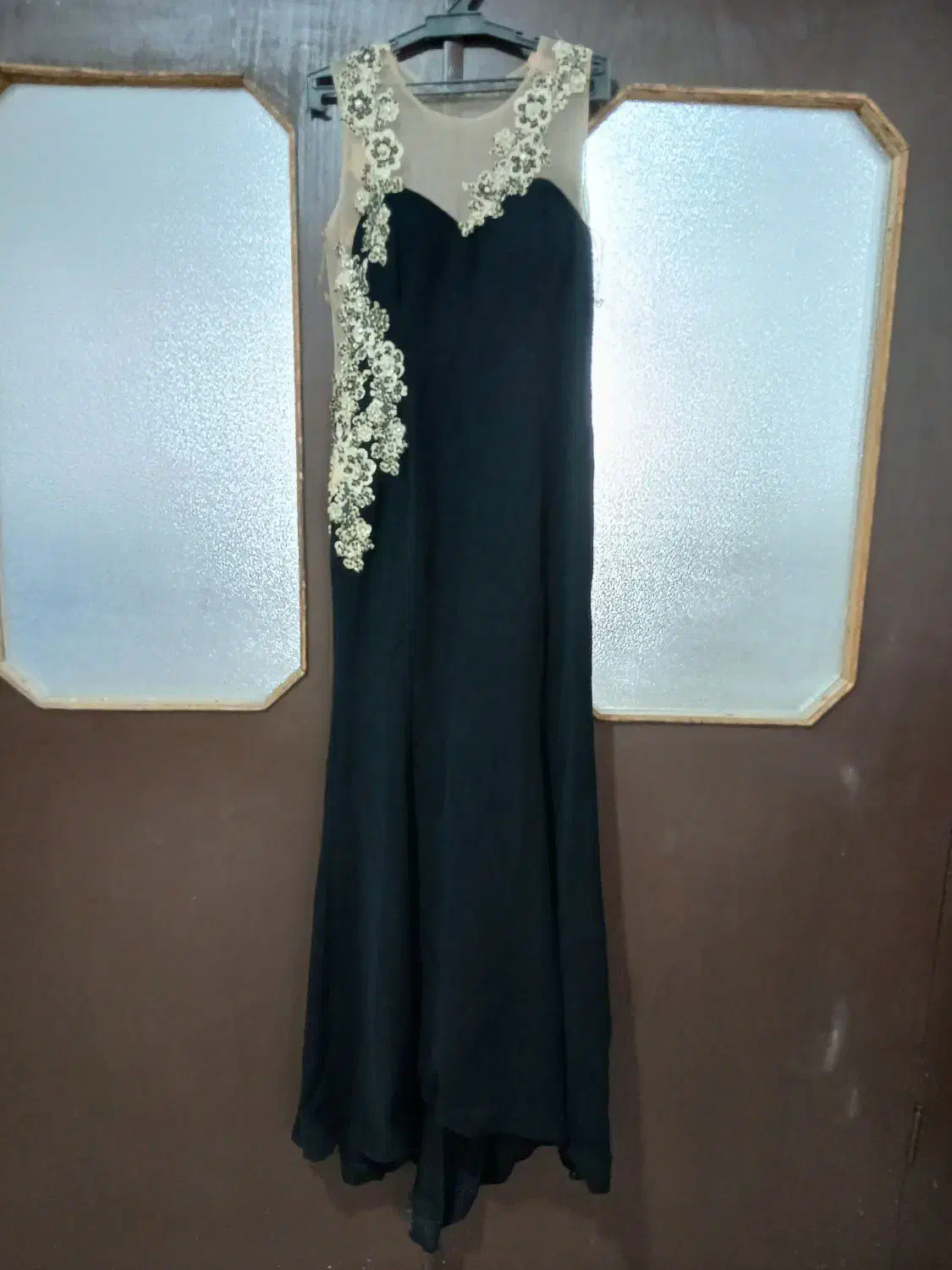 لباس مجلسی|لباس|اقبالیه, |دیوار