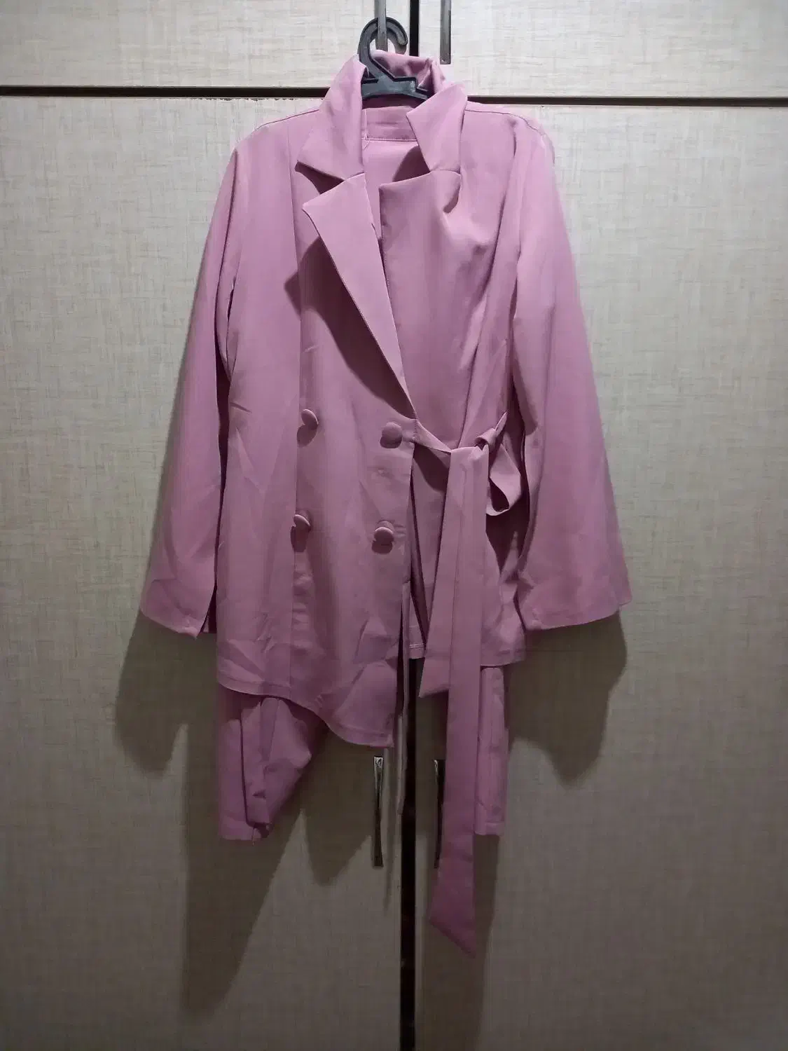 تعدادی مانتو|لباس|رشت, کوی فکوری|دیوار