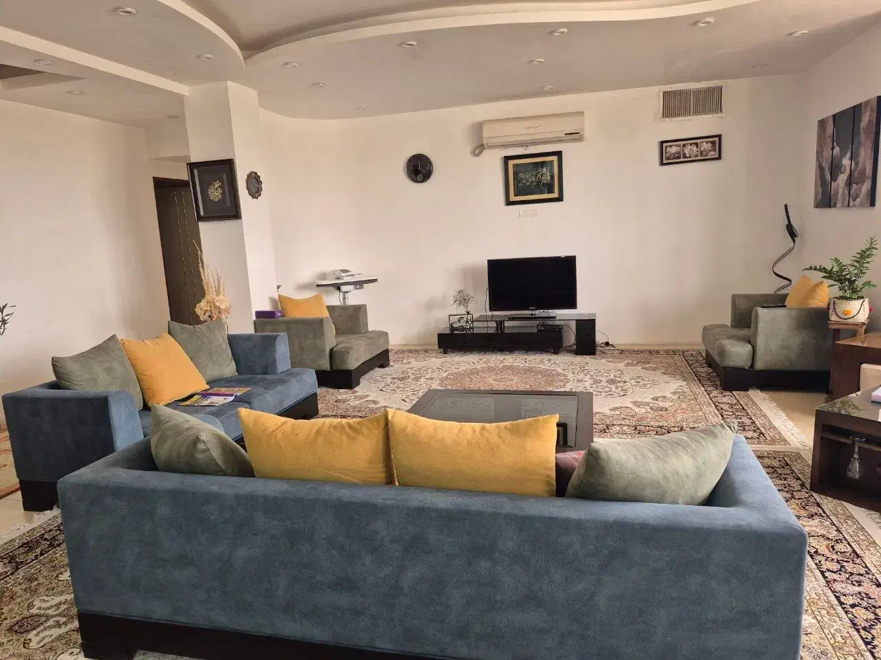 فروش دو دست مبلمان ۹ نفره و میز تلوزیون|مبلمان خانگی و میز عسلی|زاهدان, |دیوار