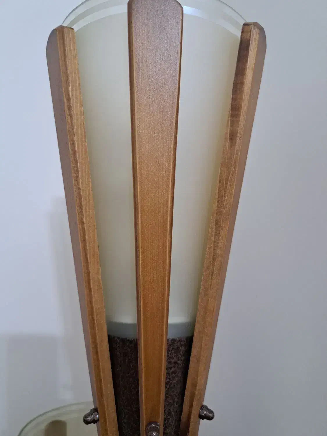 آباژور کنار سالنی چوب راش|چراغ خواب و آباژور|اصفهان, حسین‌آباد|دیوار