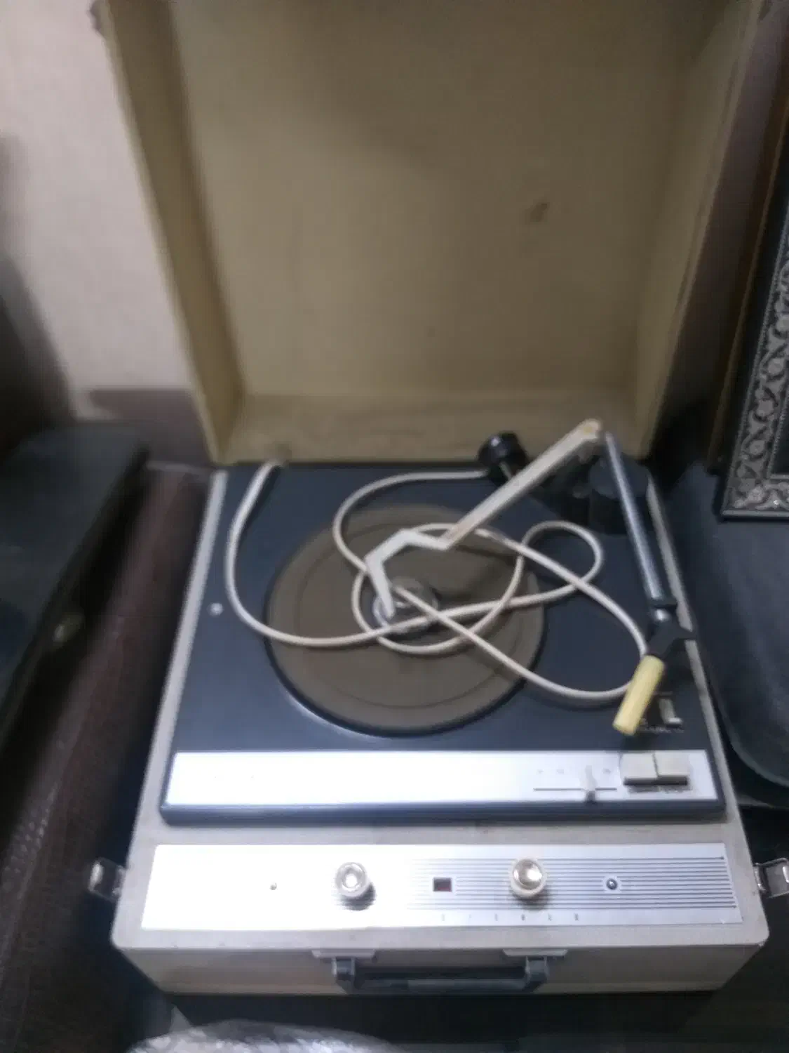 گرامافون فلیپس|کلکسیون اشیاء عتیقه|تهران, مینای شمالی (مخبر)|دیوار