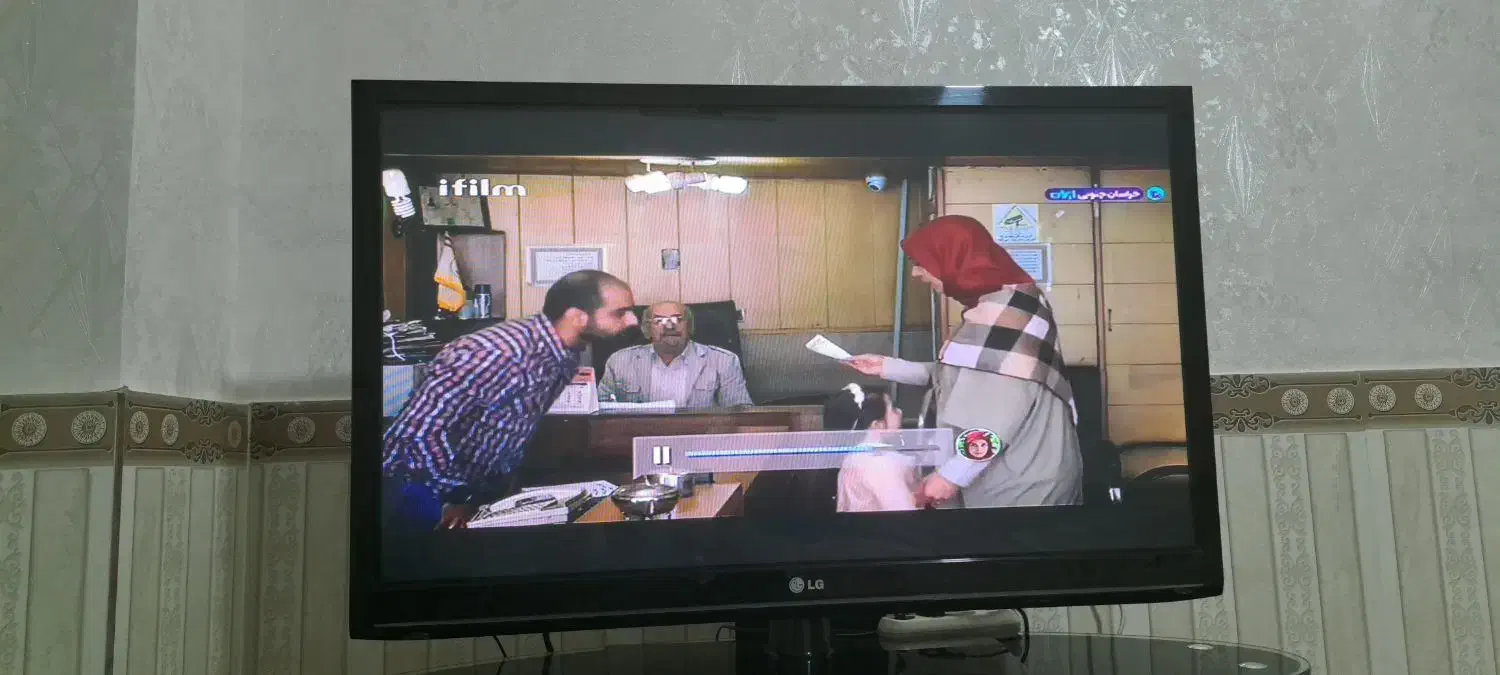 تلویزیون ۴۲ اینج ال جی و میز تلویزیون|تلویزیون و پروژکتور|زنجان, |دیوار