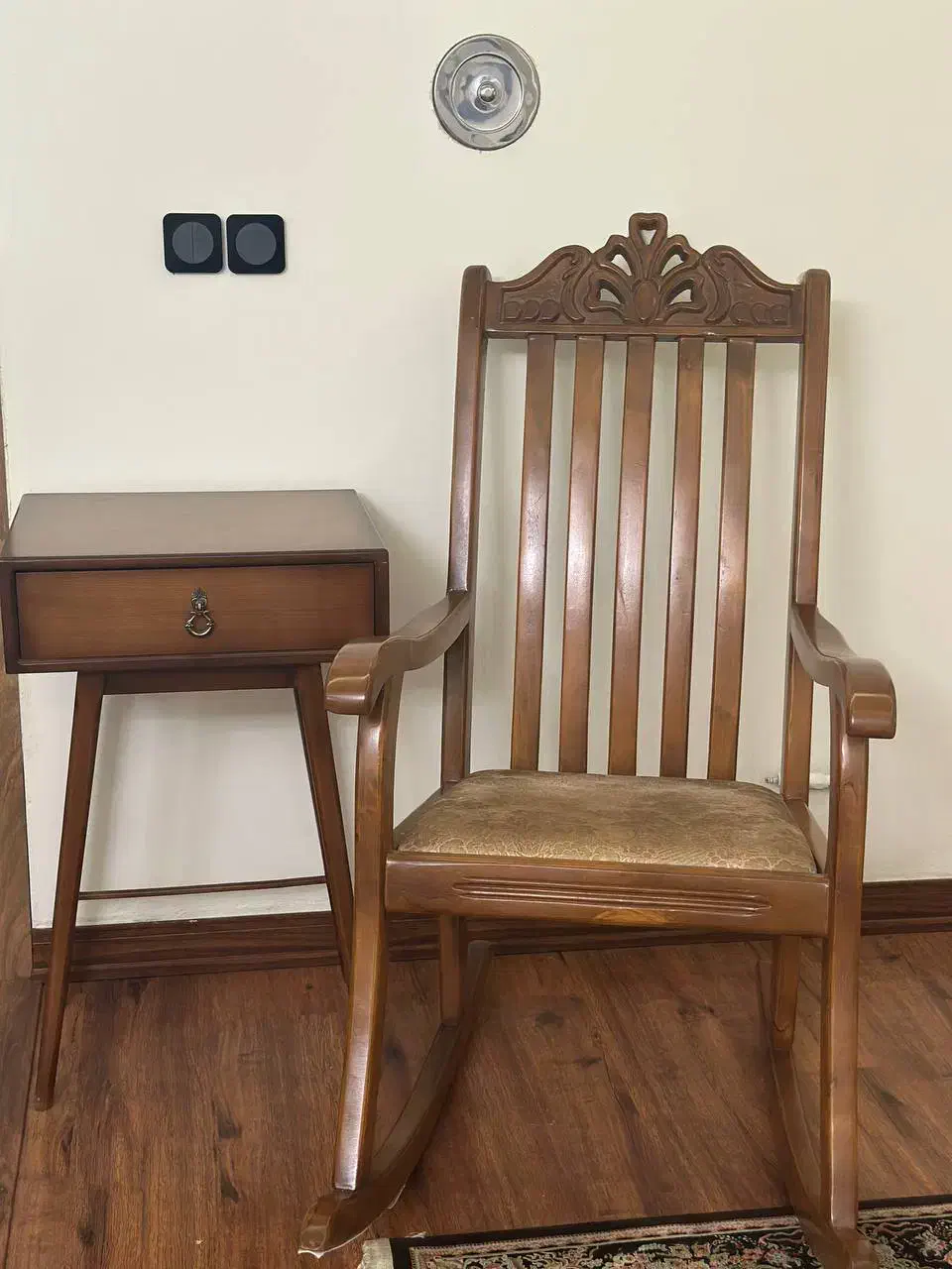 صندلی راک و میز|صندلی و نیمکت|چالوس, |دیوار