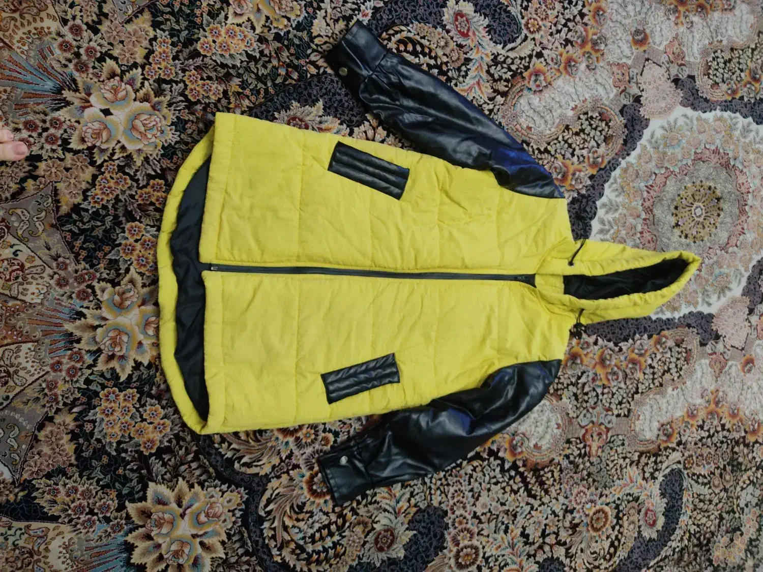 کاپشن|لباس|رشت, فلسطین|دیوار