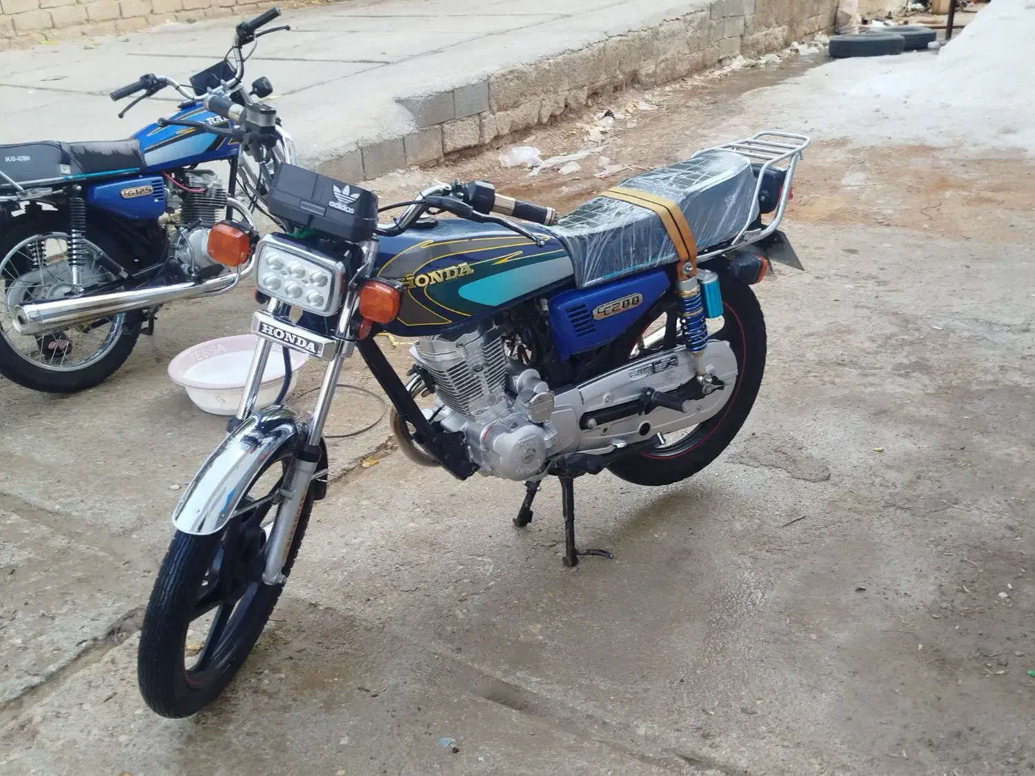 برمودا ۲۰۰|موتورسیکلت|شیراز, بید زرد|دیوار