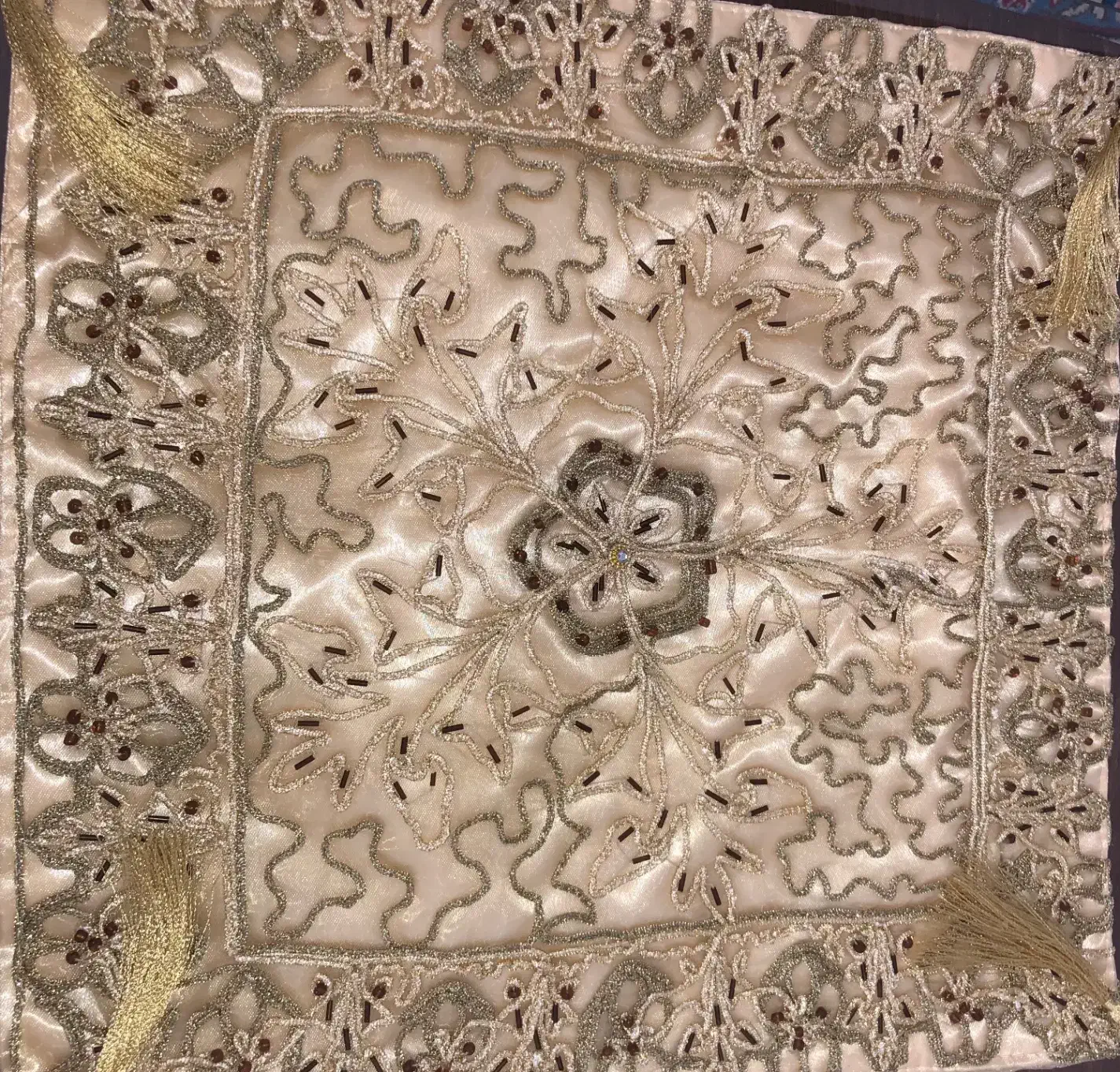 کوسن سلطنتی کار دست منجوق دوزی|صنایع دستی و سایر لوازم تزئینی|اصفهان, کوی امیریه|دیوار