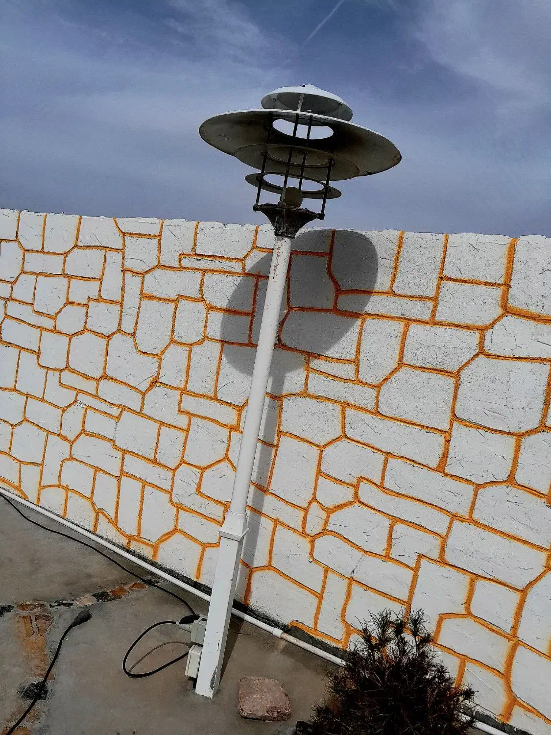 چراغ پایه ای باغ|لوستر و چراغ آویز|شیراز, فرودگاه شهید دستغیب شیراز|دیوار