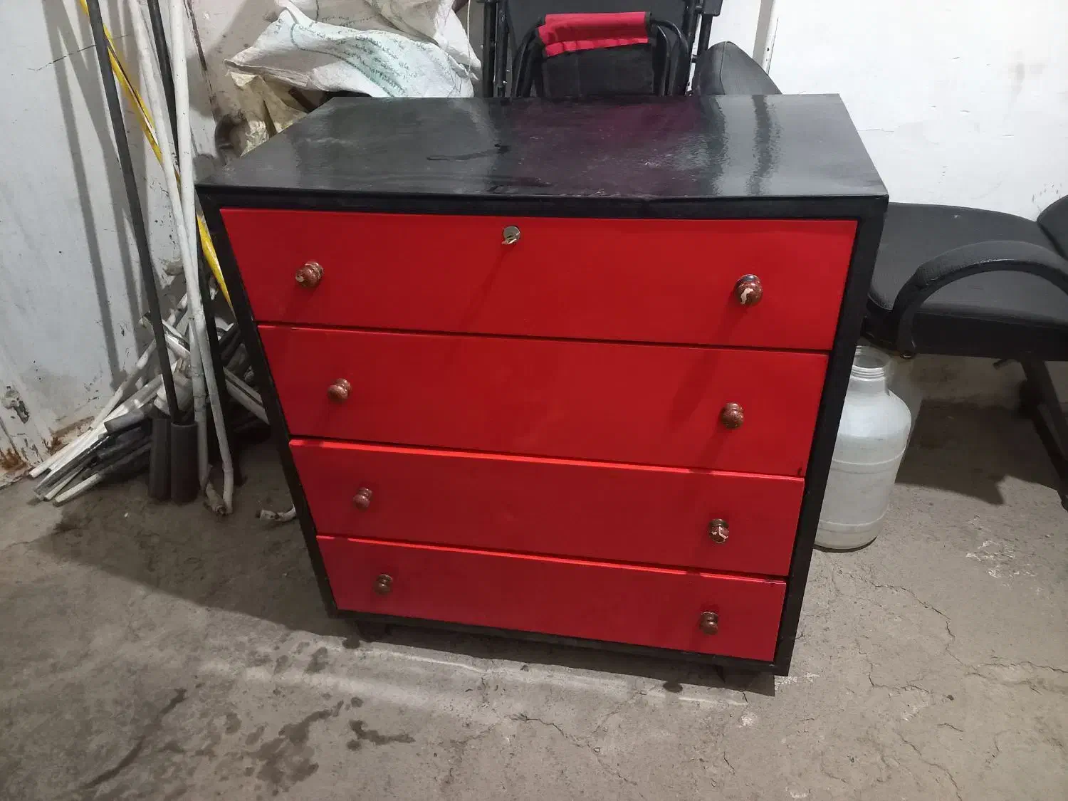 تخت اپلاسیون میز و صندلی اصلاح کمد فلزی|آرایشگاه و سالنهای زیبایی|سنندج, |دیوار