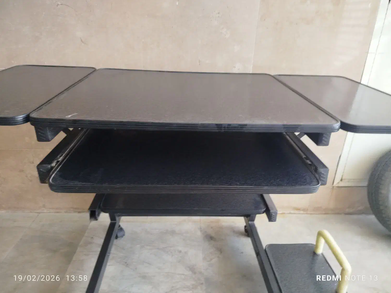 یک میز|میز تحریر و کامپیوتر|قم, نیروگاه|دیوار