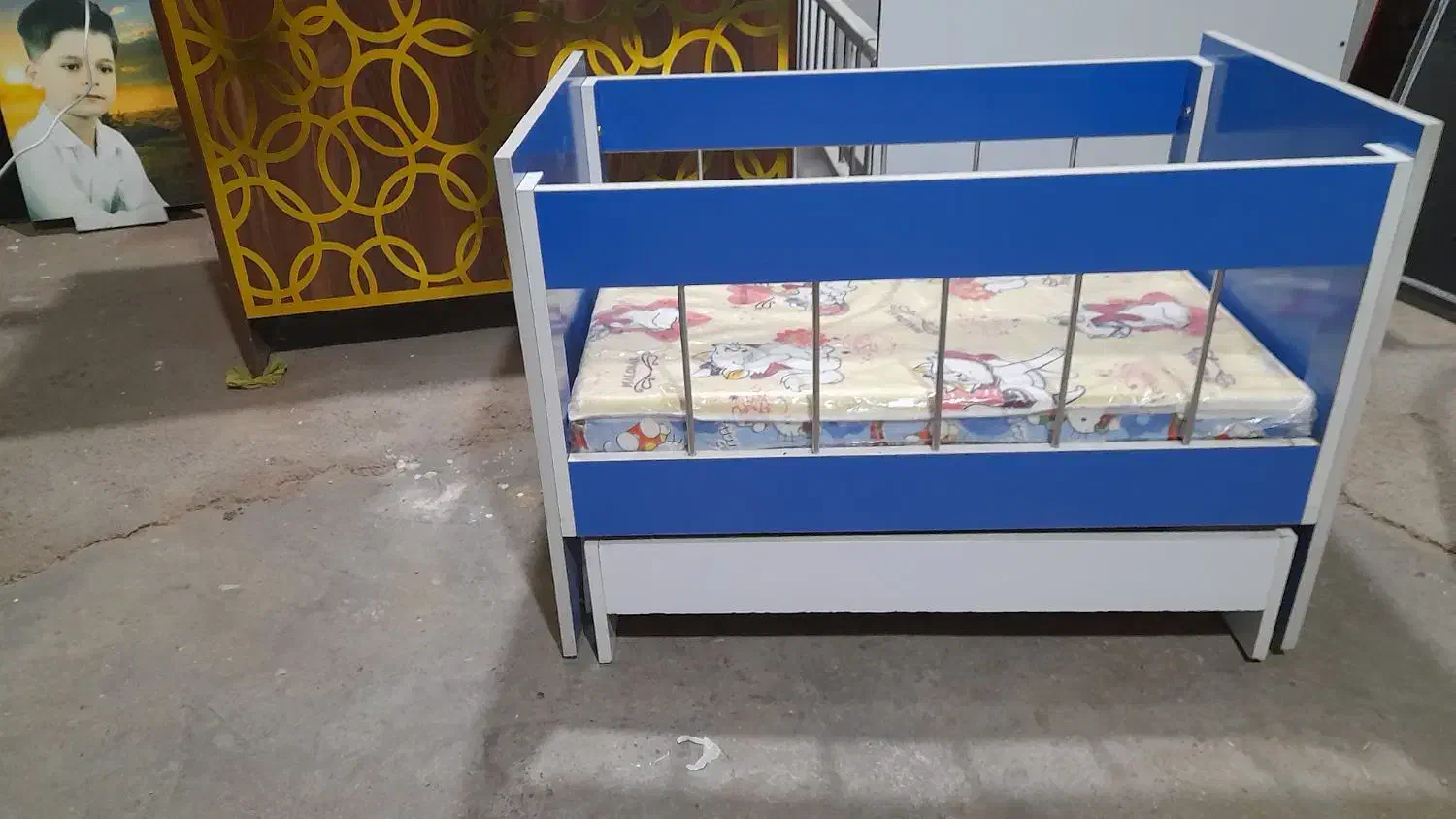 فروش تخت نوزادی بصورت گهواره هم می باشد|تخت و صندلی بچه|قروه, |دیوار