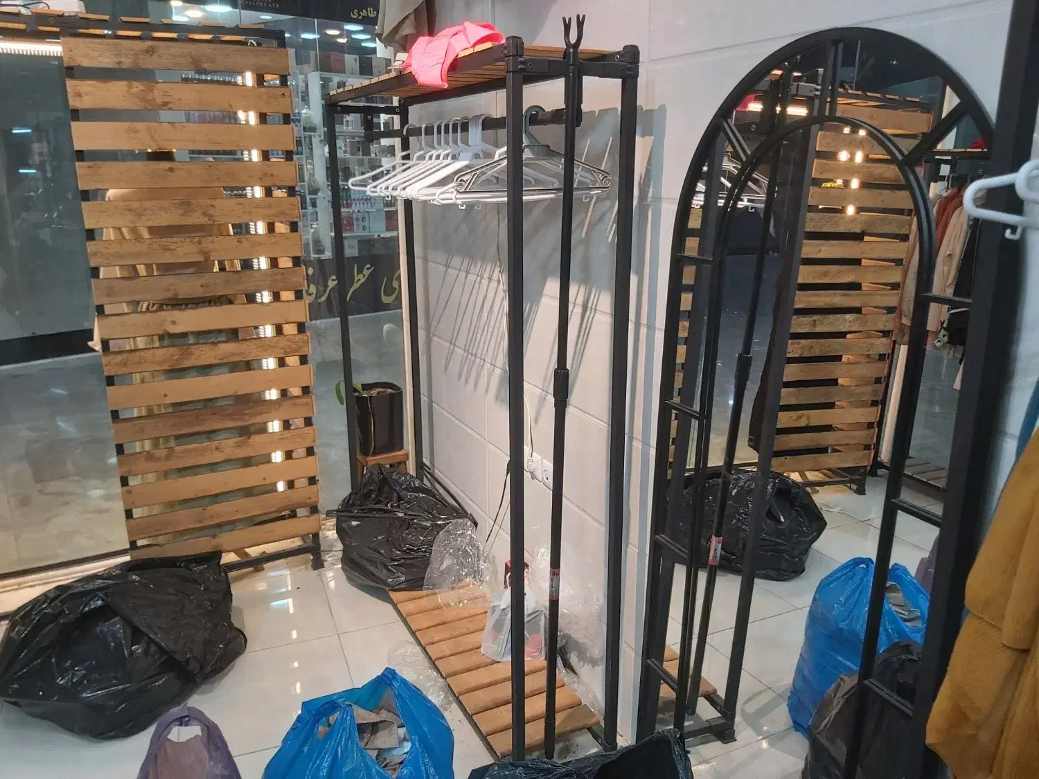 فروش فوری وسایل مغازه لباس فروشی|فروشگاه و مغازه|بندر ماهشهر, |دیوار