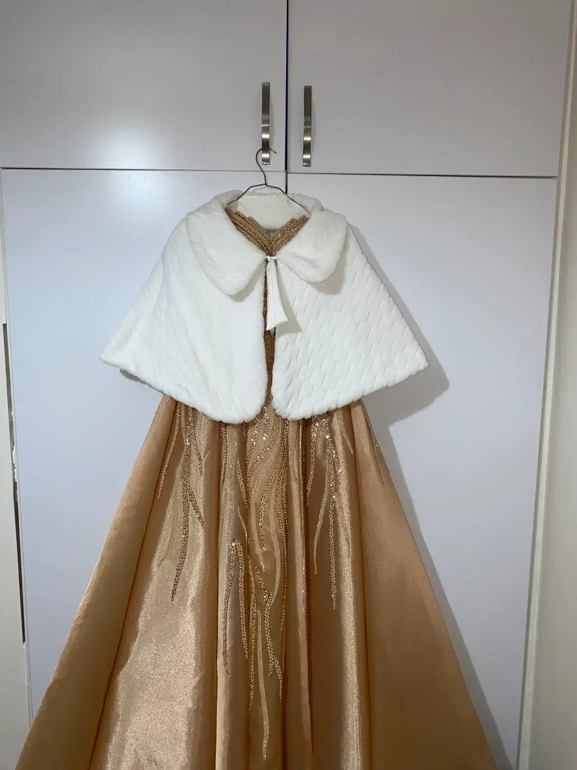 لباس مجلسی عروس و شنل و تاج و دست گل و شیفون|لباس|پردیس, فاز ۸|دیوار