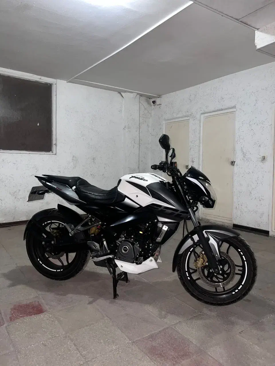 باجاج پالس ان اس 200 مدل 96 سفید|موتورسیکلت|شیراز, گود خزینه|دیوار