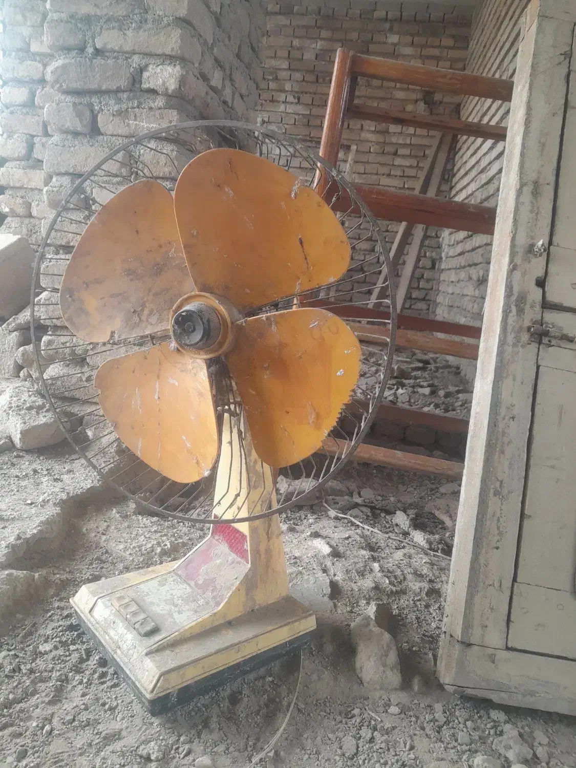 پنکه قدیمی ۶۰ساله|پنکه و تصفیهکنندهٔ هوا|گنبد کاووس, |دیوار