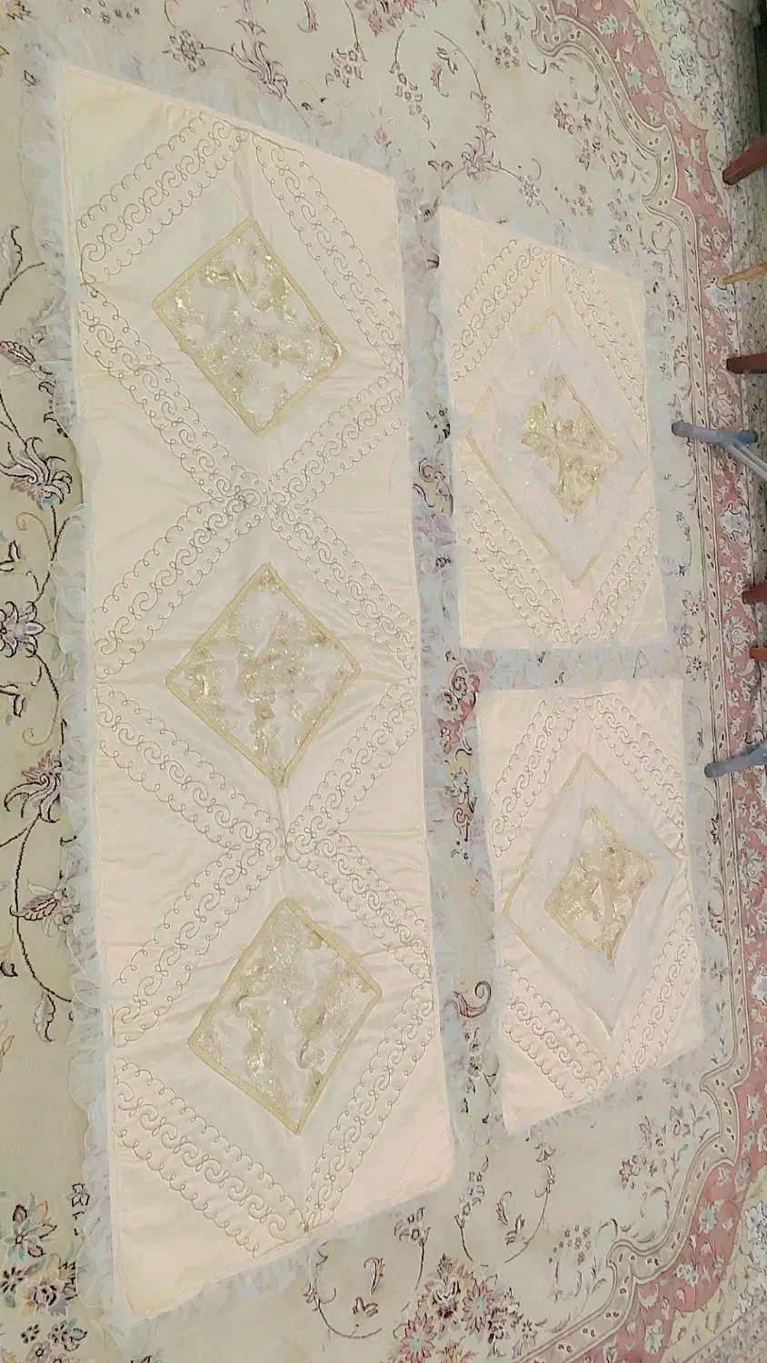 جلدپشتی وکناره سنتی،مرواریدوپولک دوزی|رختخواب، بالش، پتو|زاهدان, |دیوار