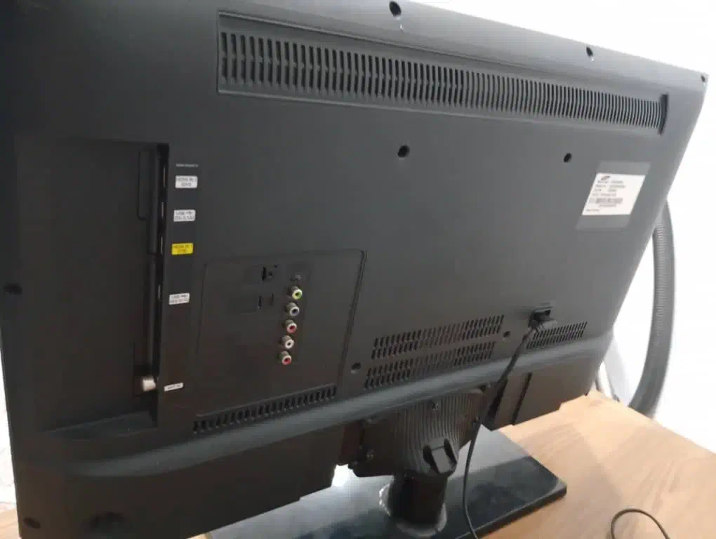 تلوزیون ال سی دی 32 اینچ سامسونگ|تلویزیون و پروژکتور|ساوه, |دیوار