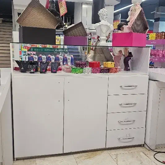 ویترین، کانتر MDF ملامین روکش سفید قیمت مناسب|فروشگاه و مغازه|اصفهان, تخت فولاد|دیوار