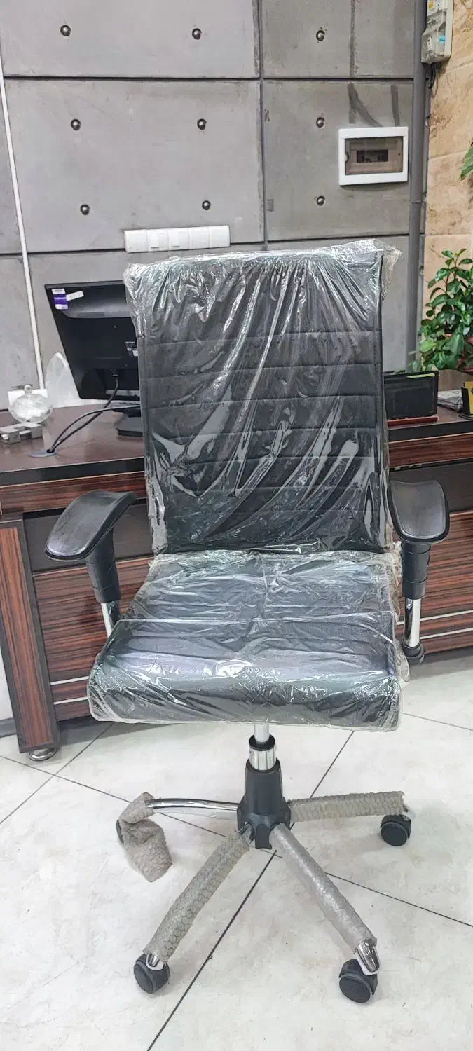 میز ، صندلی ، و ست اداری|دفتر کار|اندیشه, اندیشه فاز ۱|دیوار