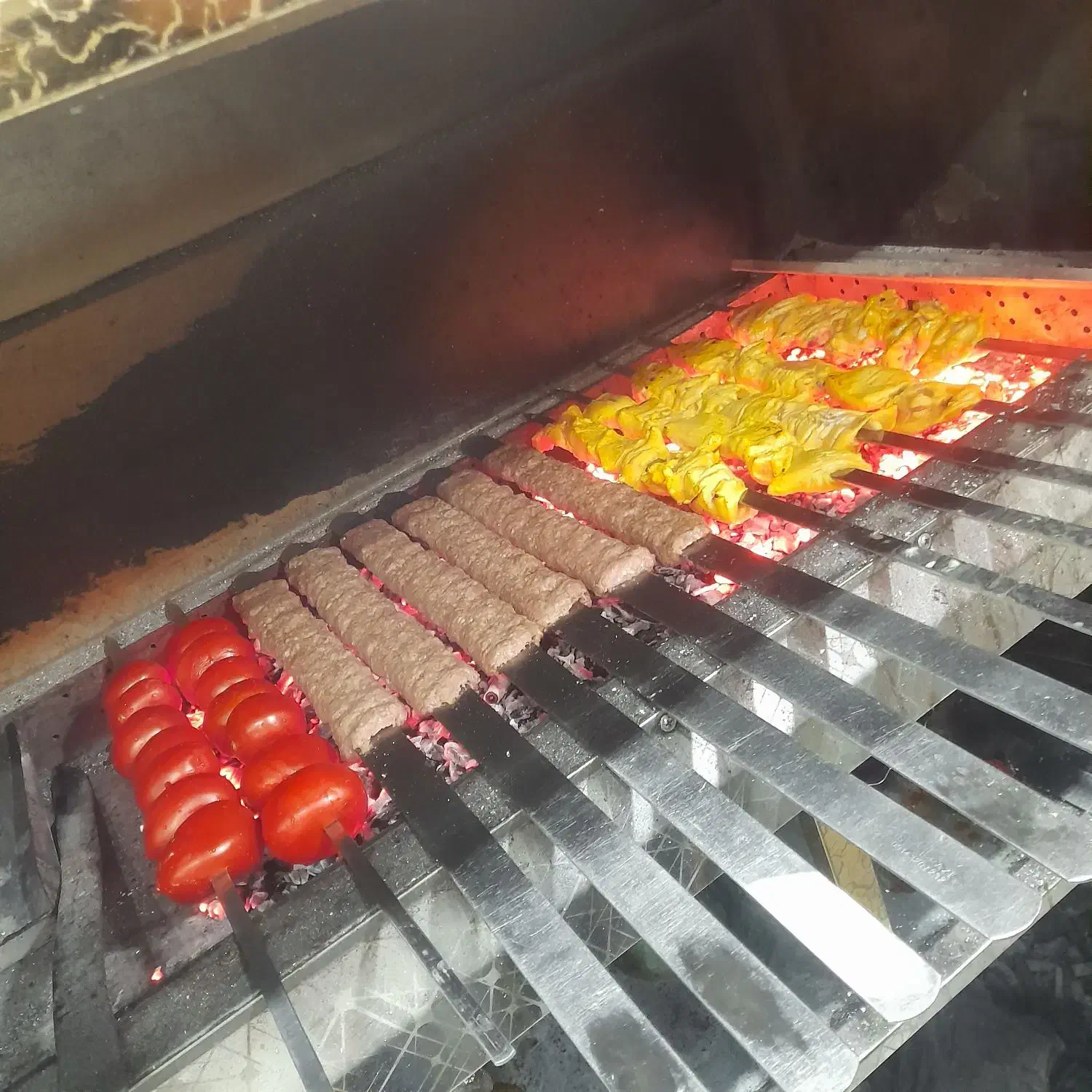 کباب زن وکباب پز بناب و کارگر ساده|استخدام خدمات فروشگاه و رستوران|کرج, فاز ۴ مهرشهر|دیوار