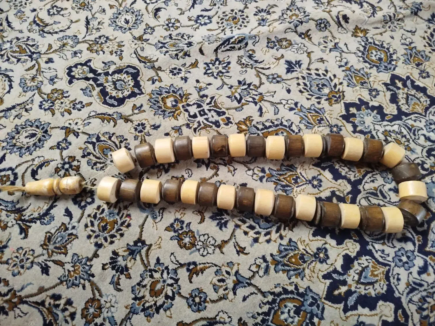 تسبیح بزرگ چوبی زینتی در حد نو|صنایع دستی و سایر لوازم تزئینی|فلاورجان, |دیوار