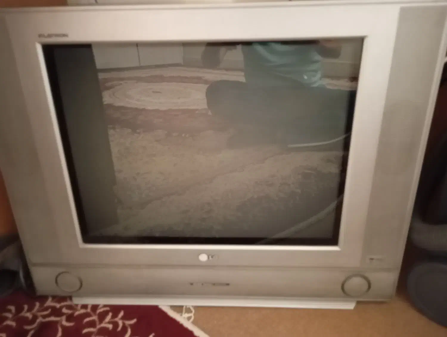 تلویزیون الجی قدیمی|تلویزیون و پروژکتور|اصفهان, هفتون|دیوار