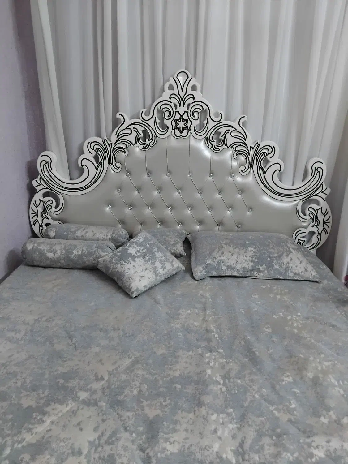 تخت دونفره ومیز آرایش باآینه و پاتختی|تخت و سرویس خواب|چابهار, |دیوار