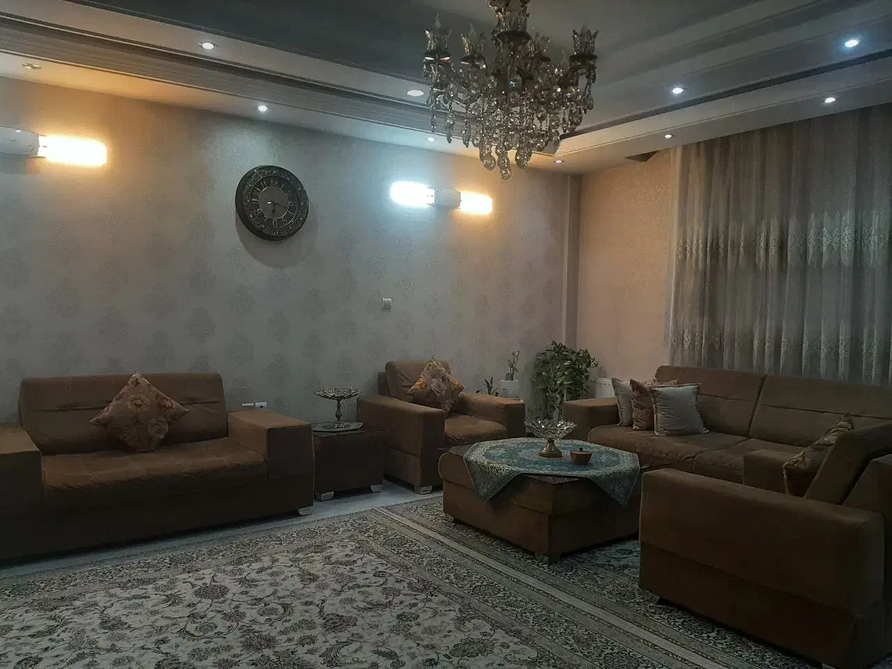 مبل راحتی ۷ نفره در حد نو و نیز بزرگ و ۲ عسلی|مبلمان خانگی و میز عسلی|ری, دیلمان|دیوار