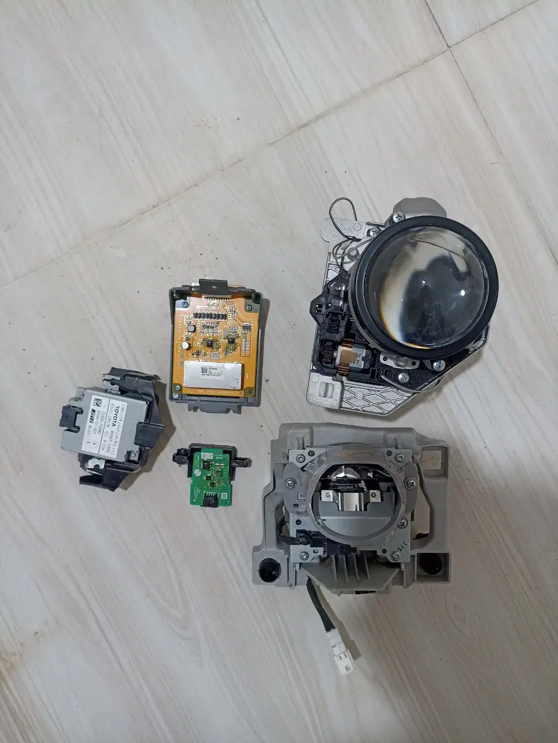 لوازم کله چراغ تیوتا|قطعات یدکی و لوازم جانبی|مشهد, خواجه ربیع|دیوار