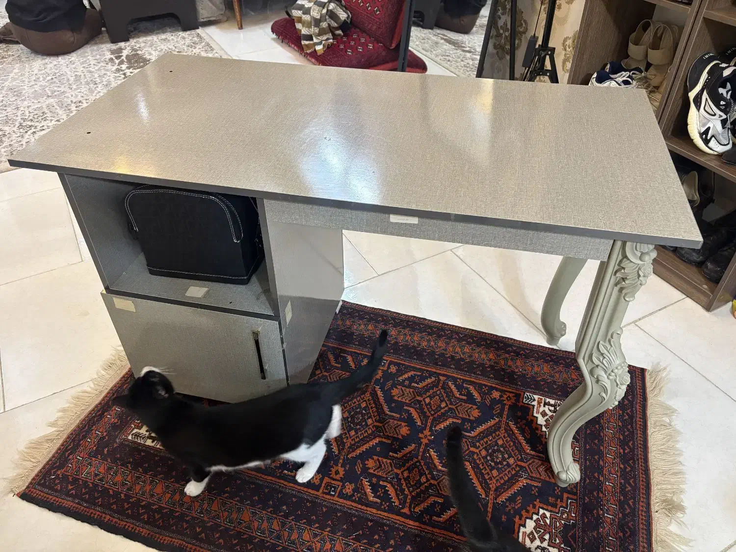 میز ناخن خاکستری مفت|آرایشگاه و سالن‌های زیبایی|تربت‌حیدریه, بی بی حسنیه|دیوار