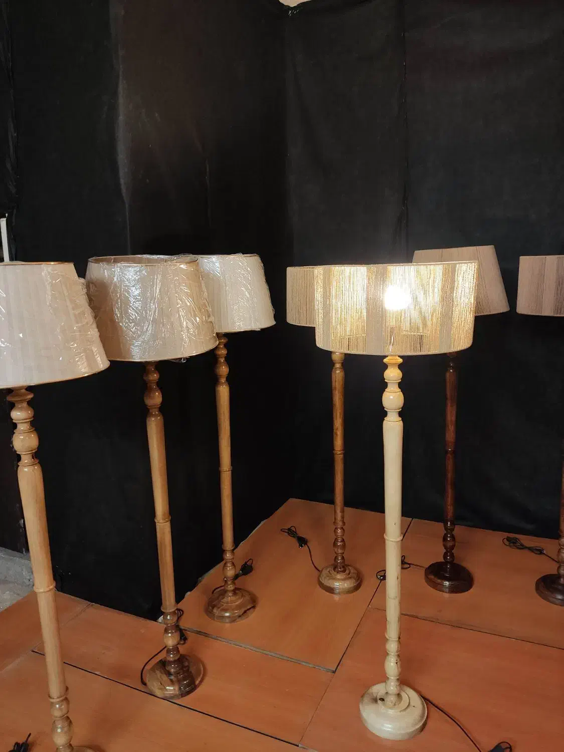 اباژور چوبی گردو خراطی کنار سالنی جدید شید رافیا|چراغ خواب و آباژور|مشهد, خین عرب|دیوار