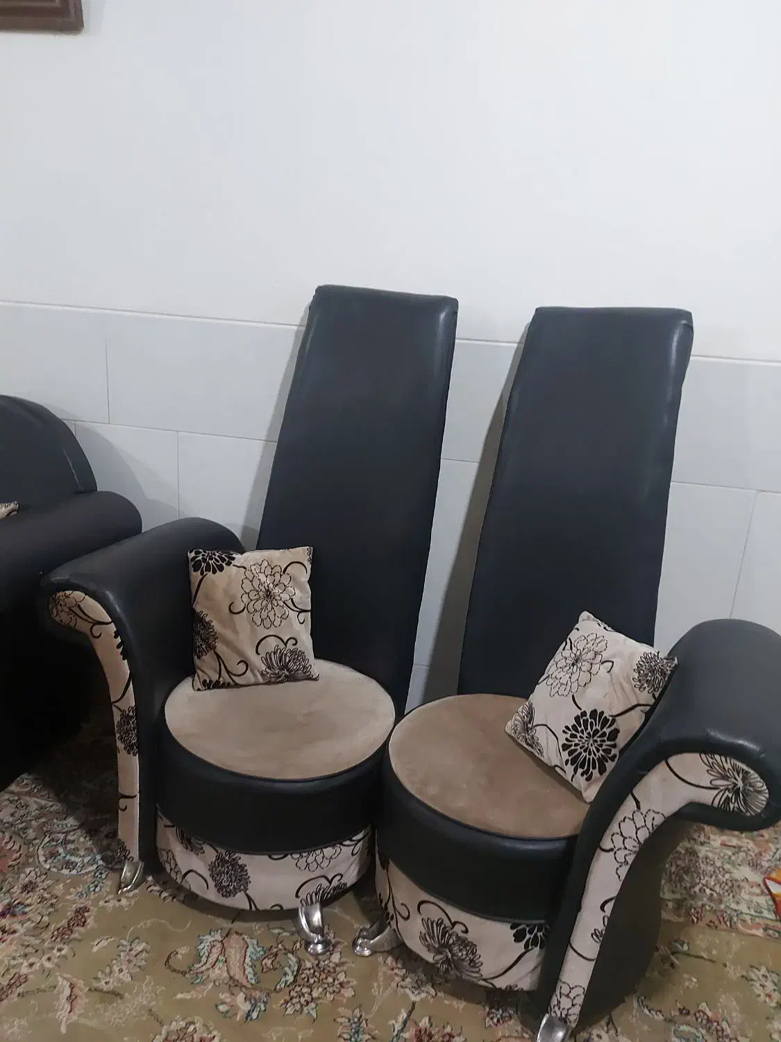 ۲ دست مبل (راحتی و سلطنتی) و ۸متر پرده|مبلمان خانگی و میز عسلی|دلیجان, |دیوار