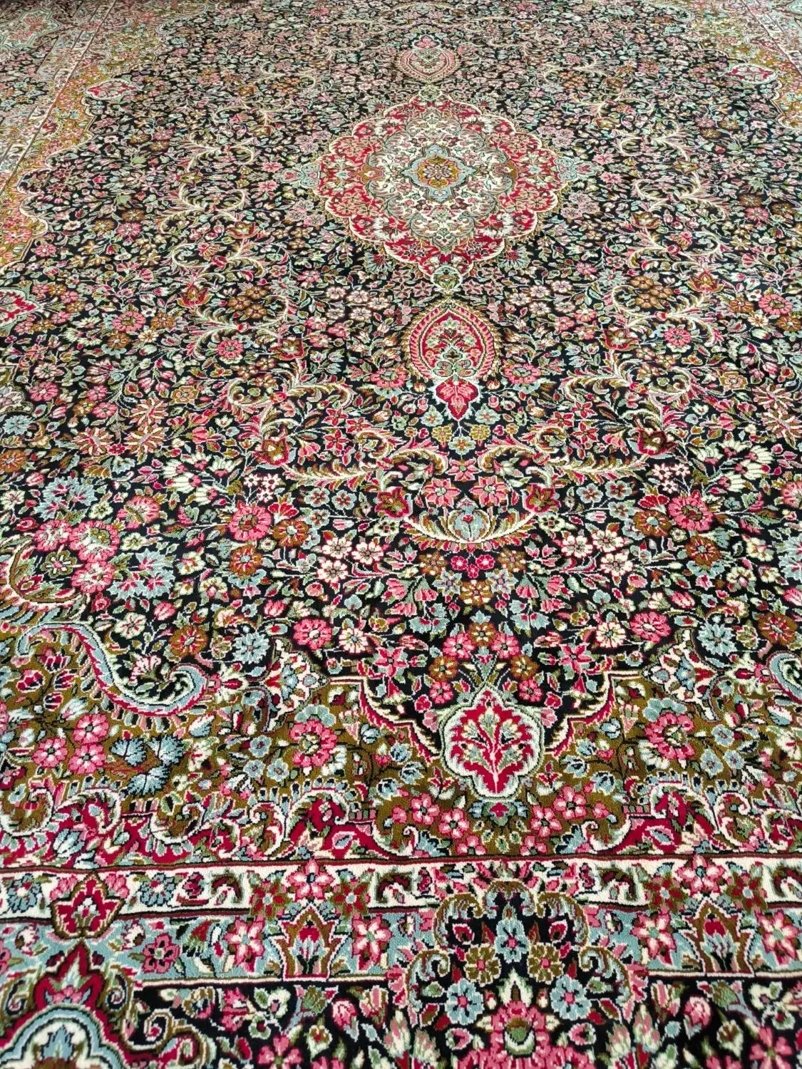 دو عدد قالی سه در چهار وکناره|فرش|سیرجان, |دیوار