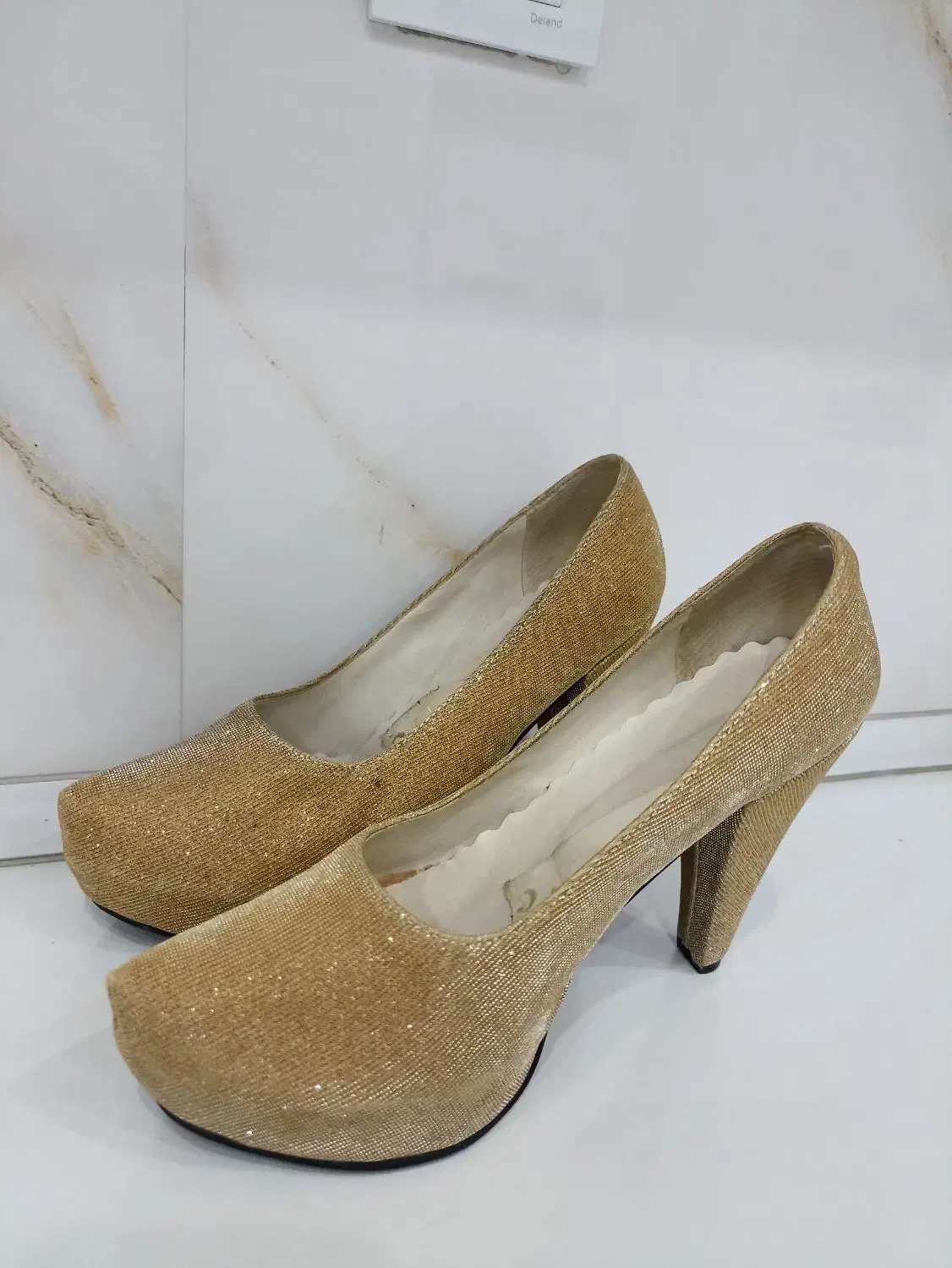 کفش طلایی مجلسی پاشنه دار|کیف، کفش، کمربند|مشهد, کارمندان دوم|دیوار