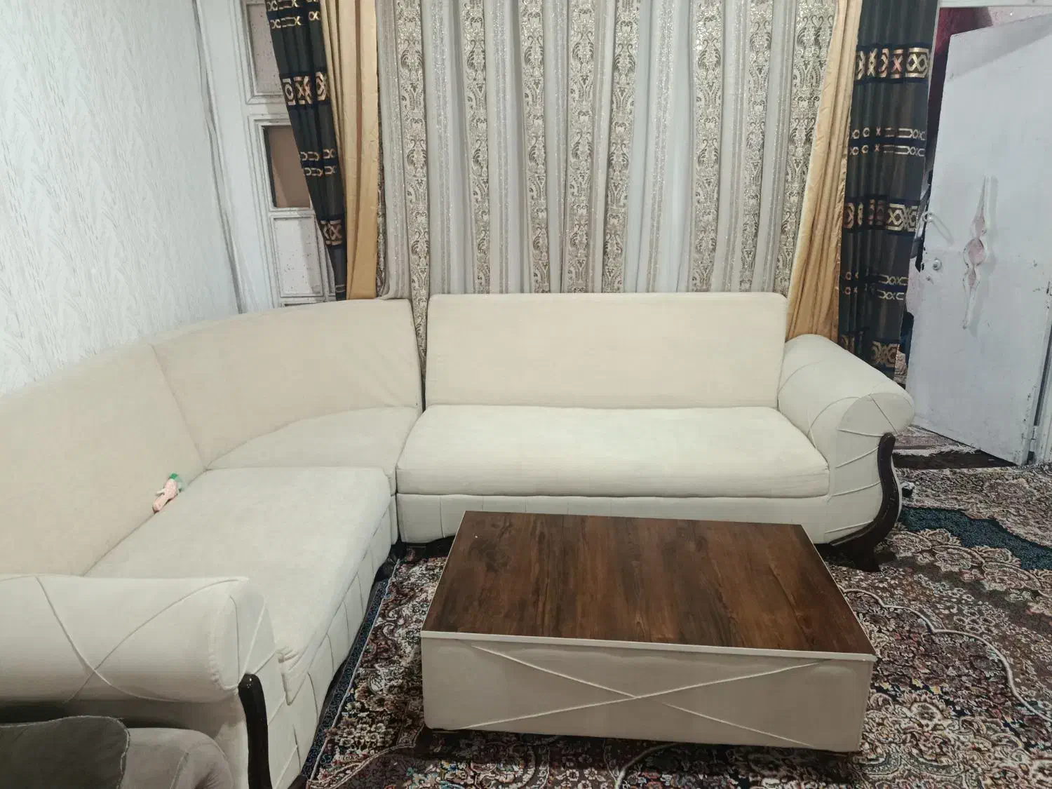 مبل ال در حد تمیز و شیک|مبلمان خانگی و میز عسلی|قم, چهل درخت|دیوار