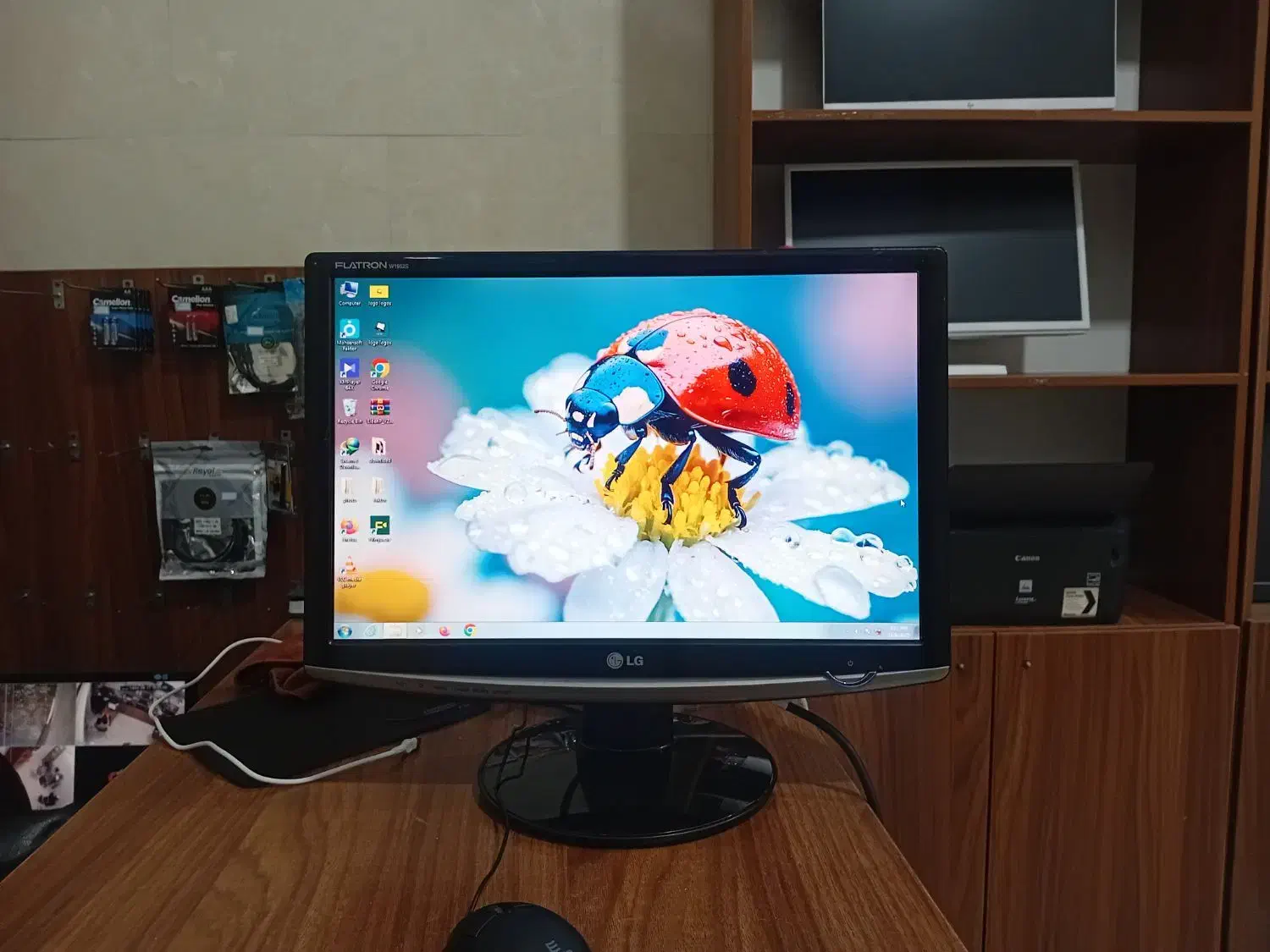 مانیتور ۱۹ اینچ برند LG با پایه فابریک|قطعات و لوازم جانبی رایانه|بابل, |دیوار