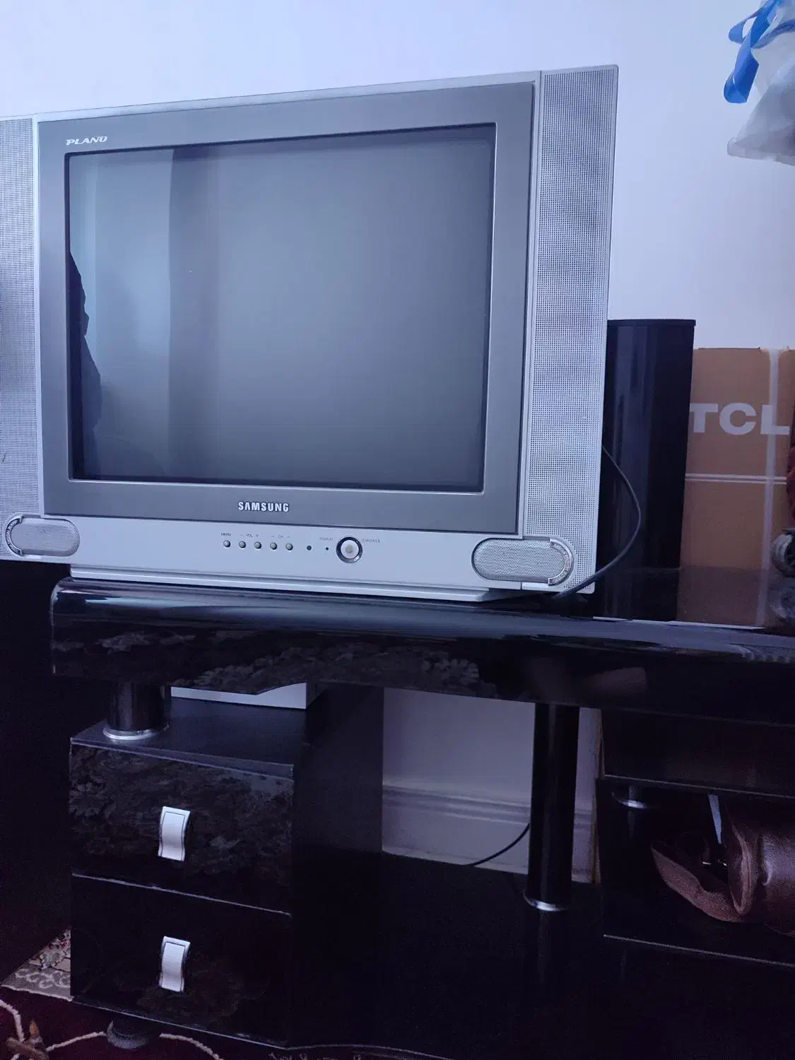 تلویزیون ۲۱اینچ سامسونگ به همراه میز تلویزیون|تلویزیون و پروژکتور|قدس, شهر‌قدس|دیوار