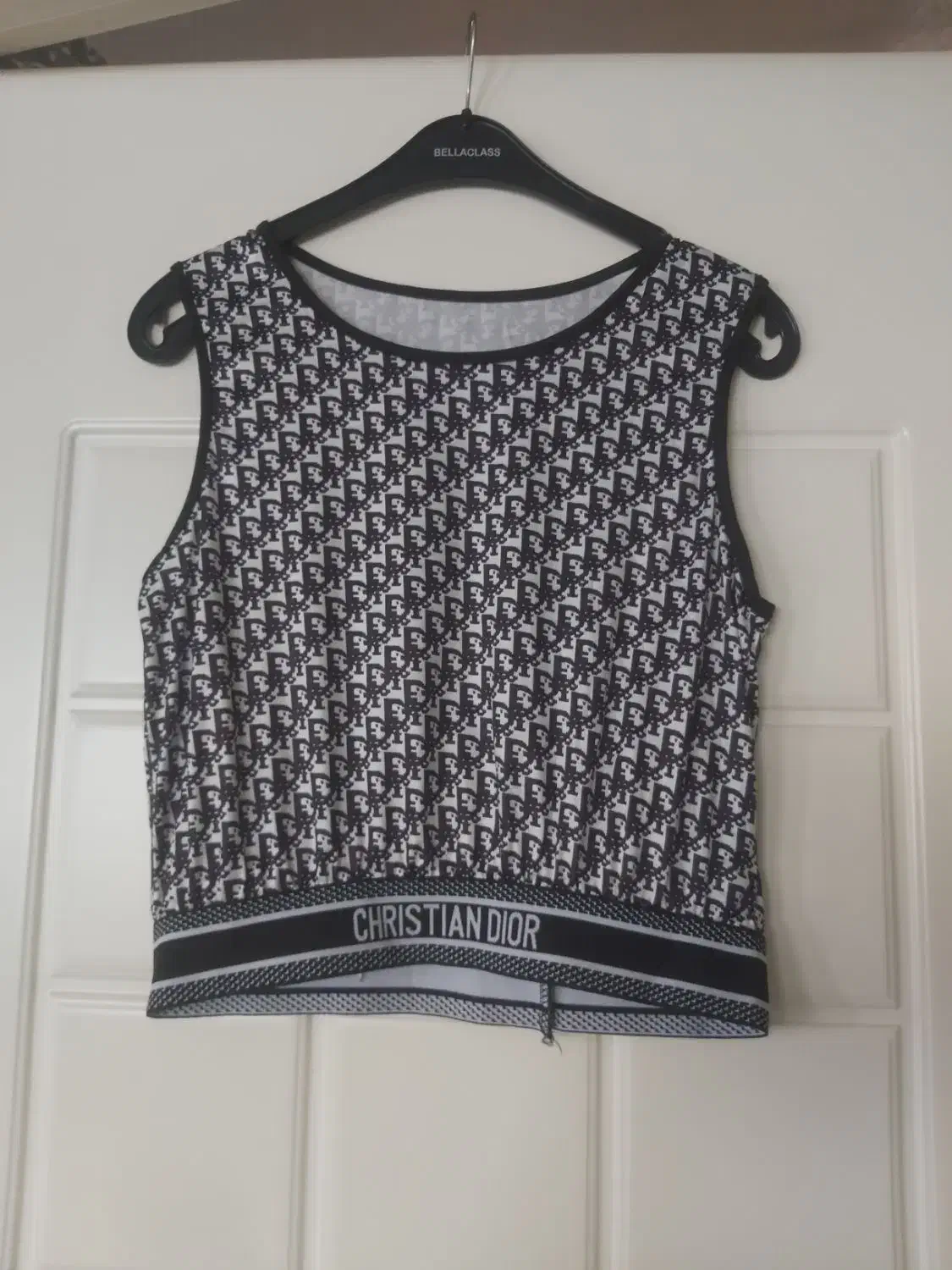 ست لباس|لباس|میانه, |دیوار