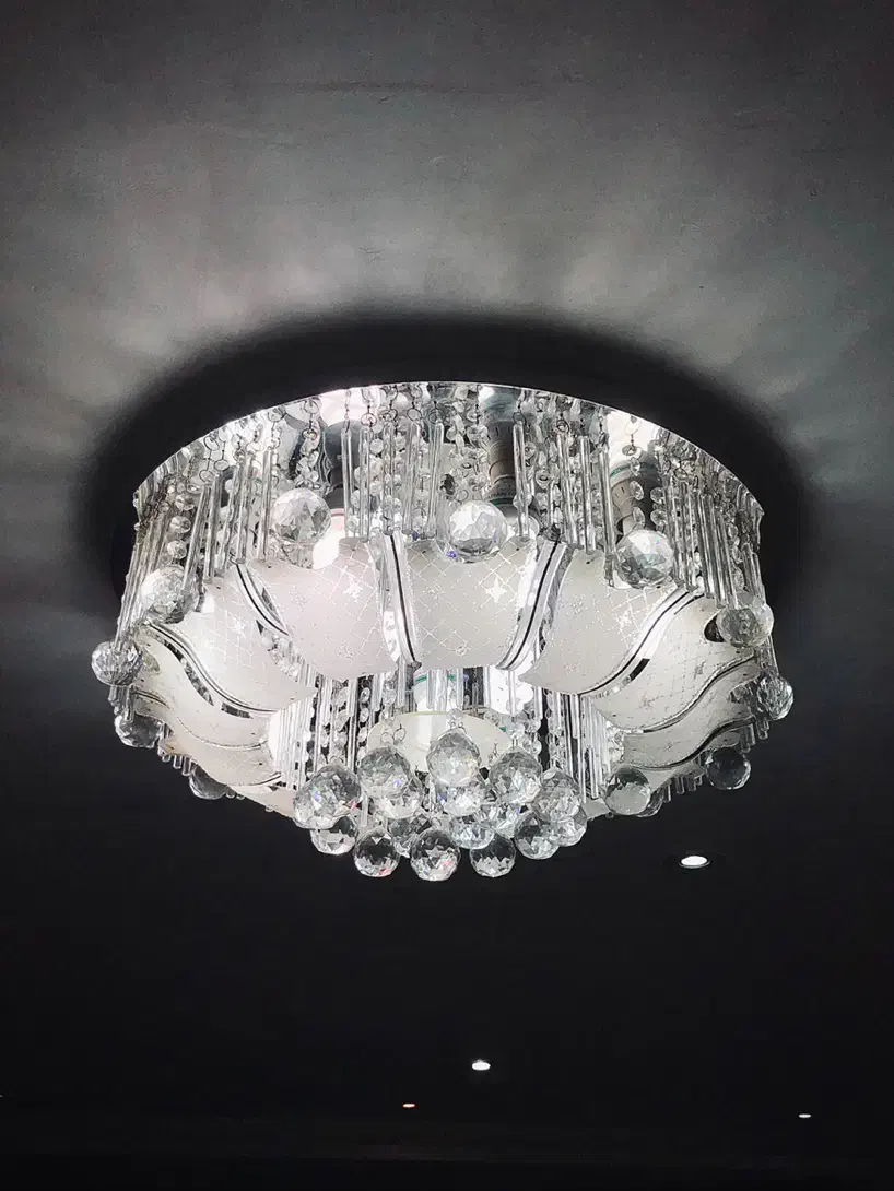 لوستر کریستالی بزرگ|لوستر و چراغ آویز|رشت, فلسطین|دیوار