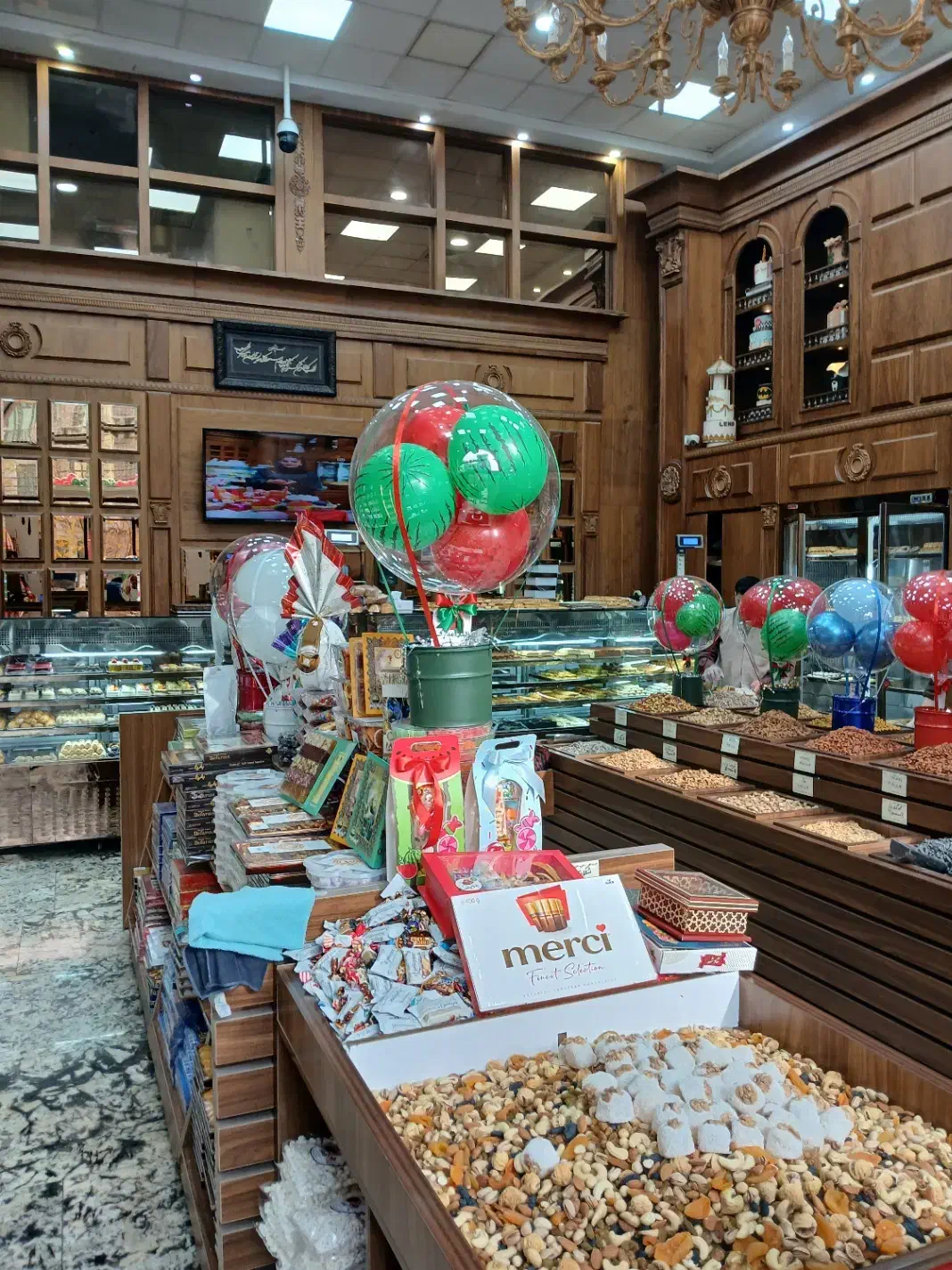 فروشنده و جعبه زن قنادی|استخدام خدمات فروشگاه و رستوران|تهران, قلهک|دیوار