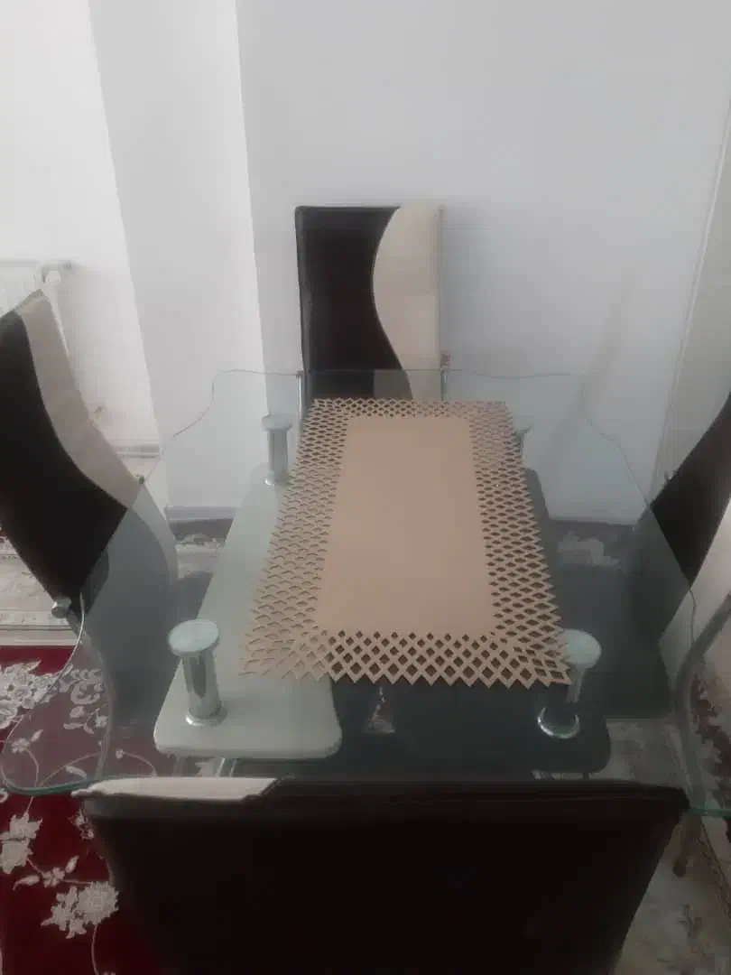 میز ناهارخوری ۴ نفره شیشه ای  تمیز و شیک|میز و صندلی غذاخوری|فولادشهر, مسکن مهر فولادشهر|دیوار