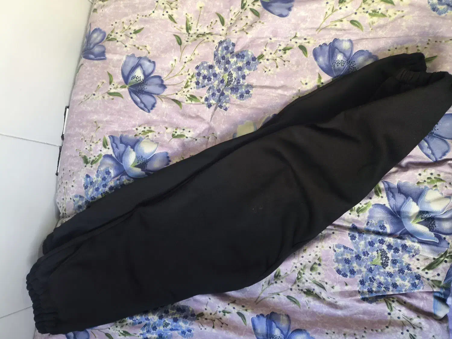 تعدادی لباس دورس و یک عدد شلوار جاگر|لباس|قم, قلعه کامکار|دیوار