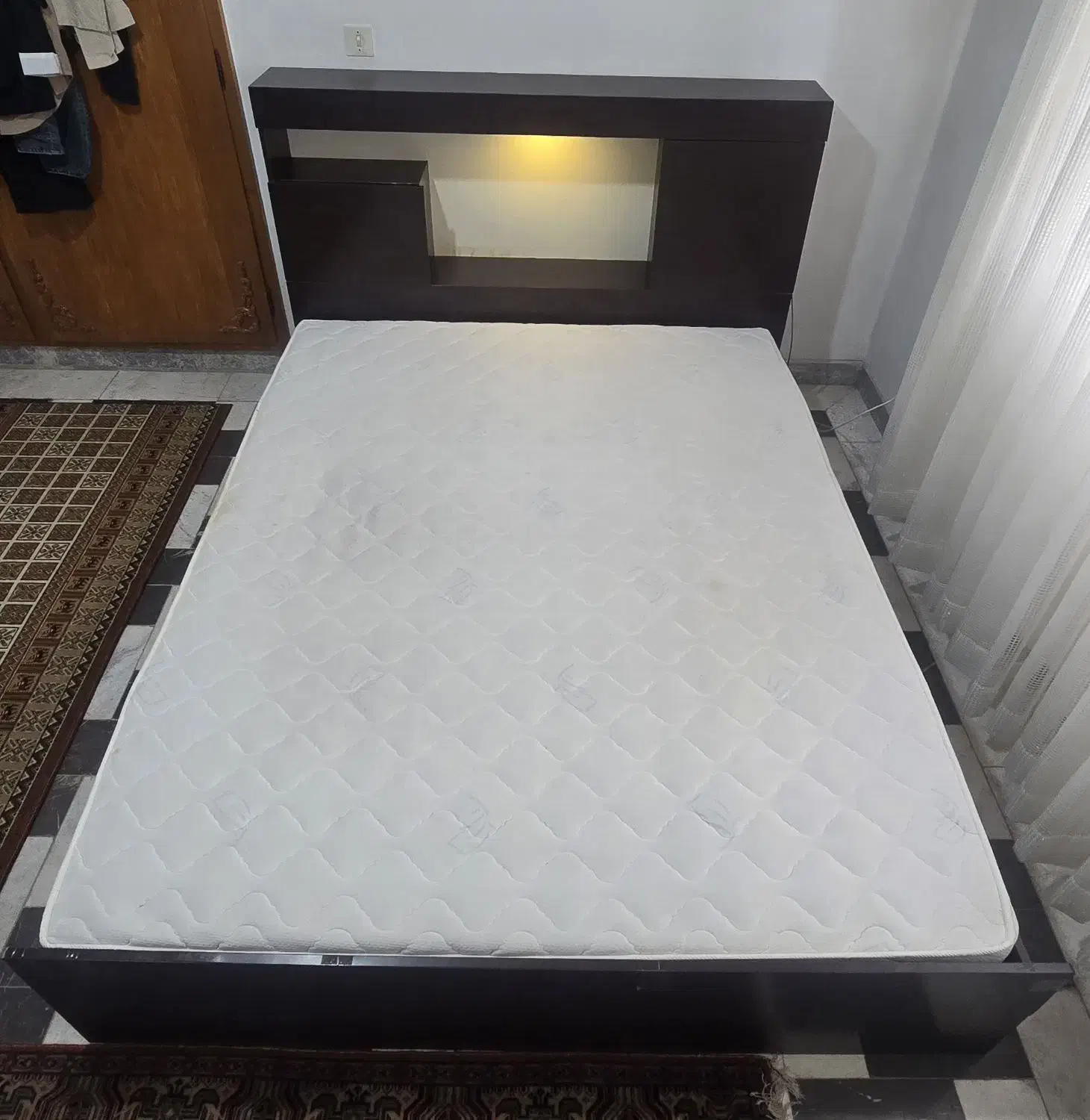 تخت و میز لوازم آرایش|تخت و سرویس خواب|لنگرود, |دیوار