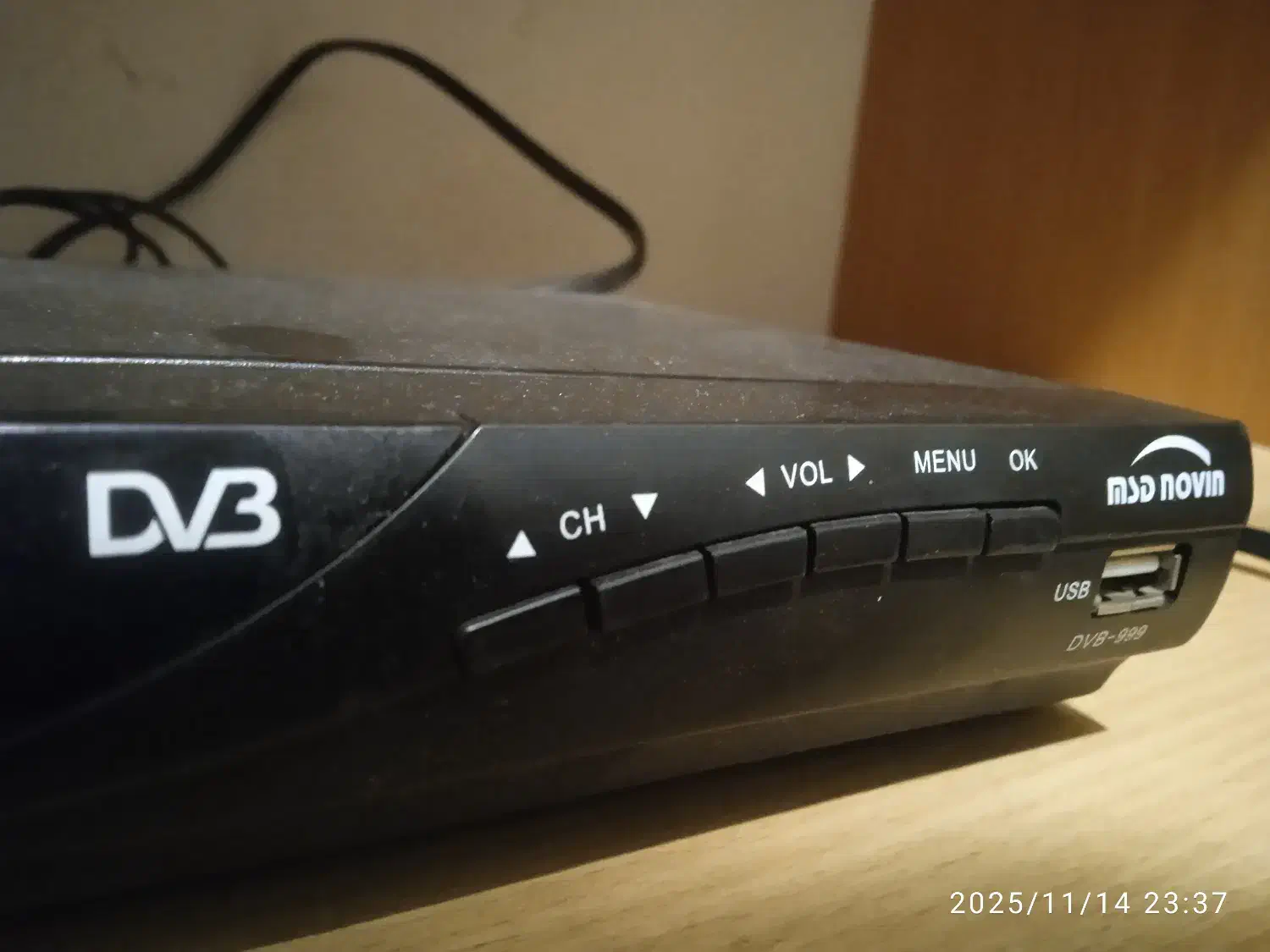 تلویزیون با میز و دستگاه دیجیتال|تلویزیون و پروژکتور|قم, زند آباد|دیوار