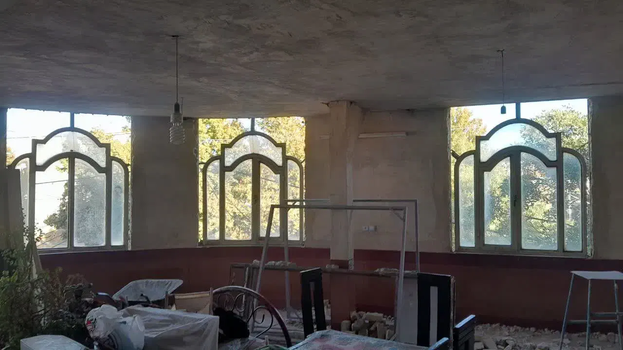 پنجره آهنی و در چوبی|مصالح و تجهیزات ساختمان|بروجرد, |دیوار